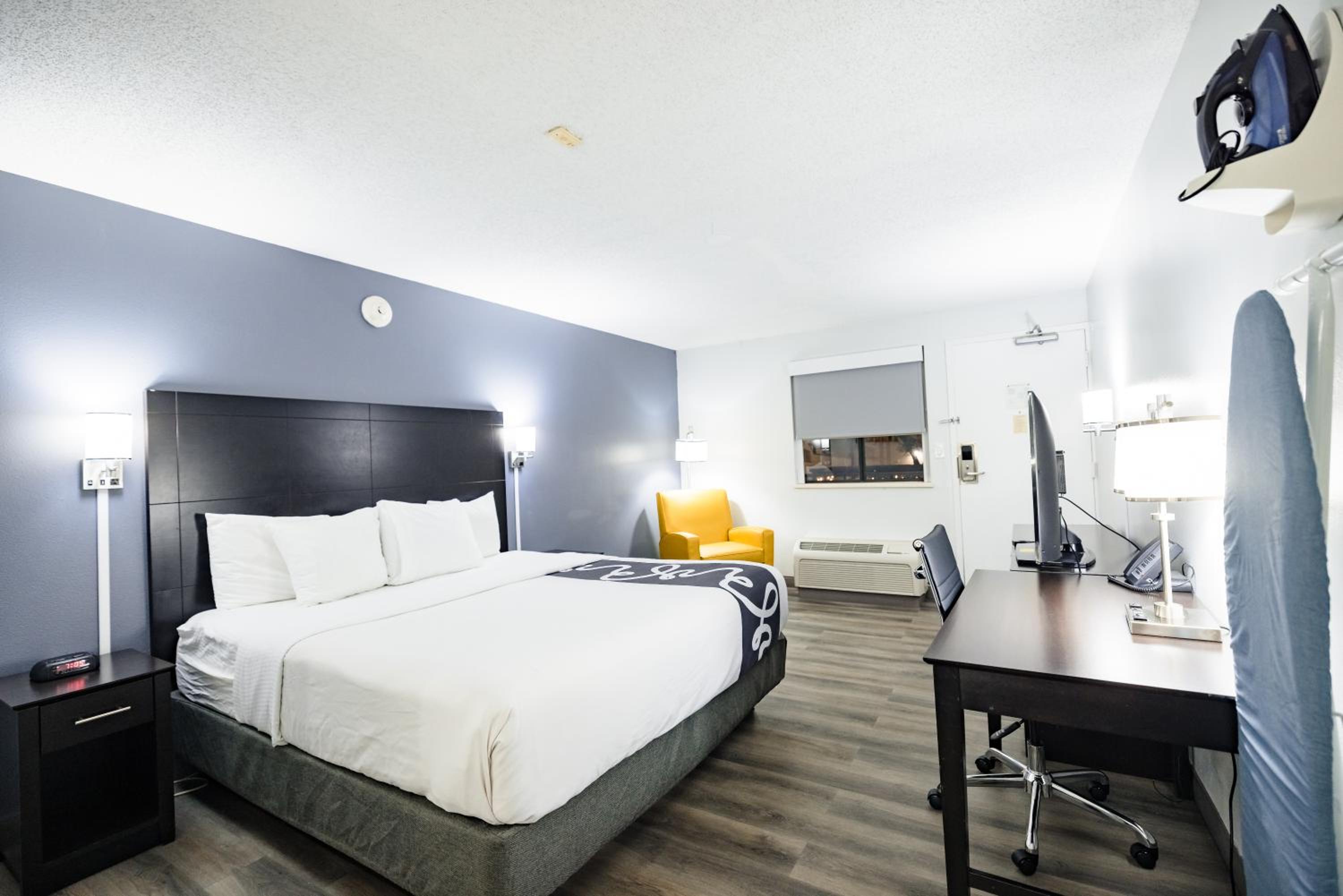 King Room - Non-Smoking - Photo 8