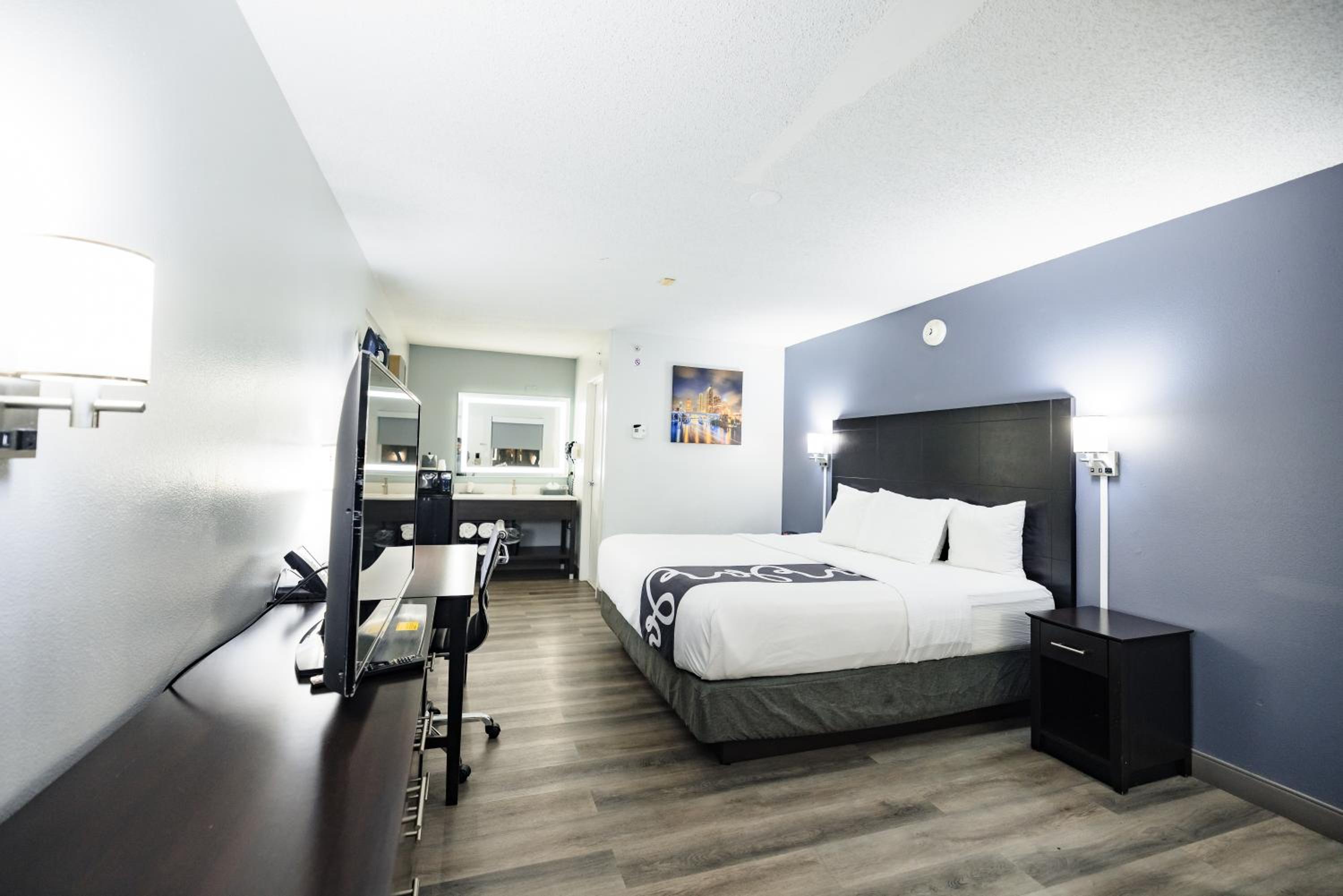 King Room - Non-Smoking - Photo 9