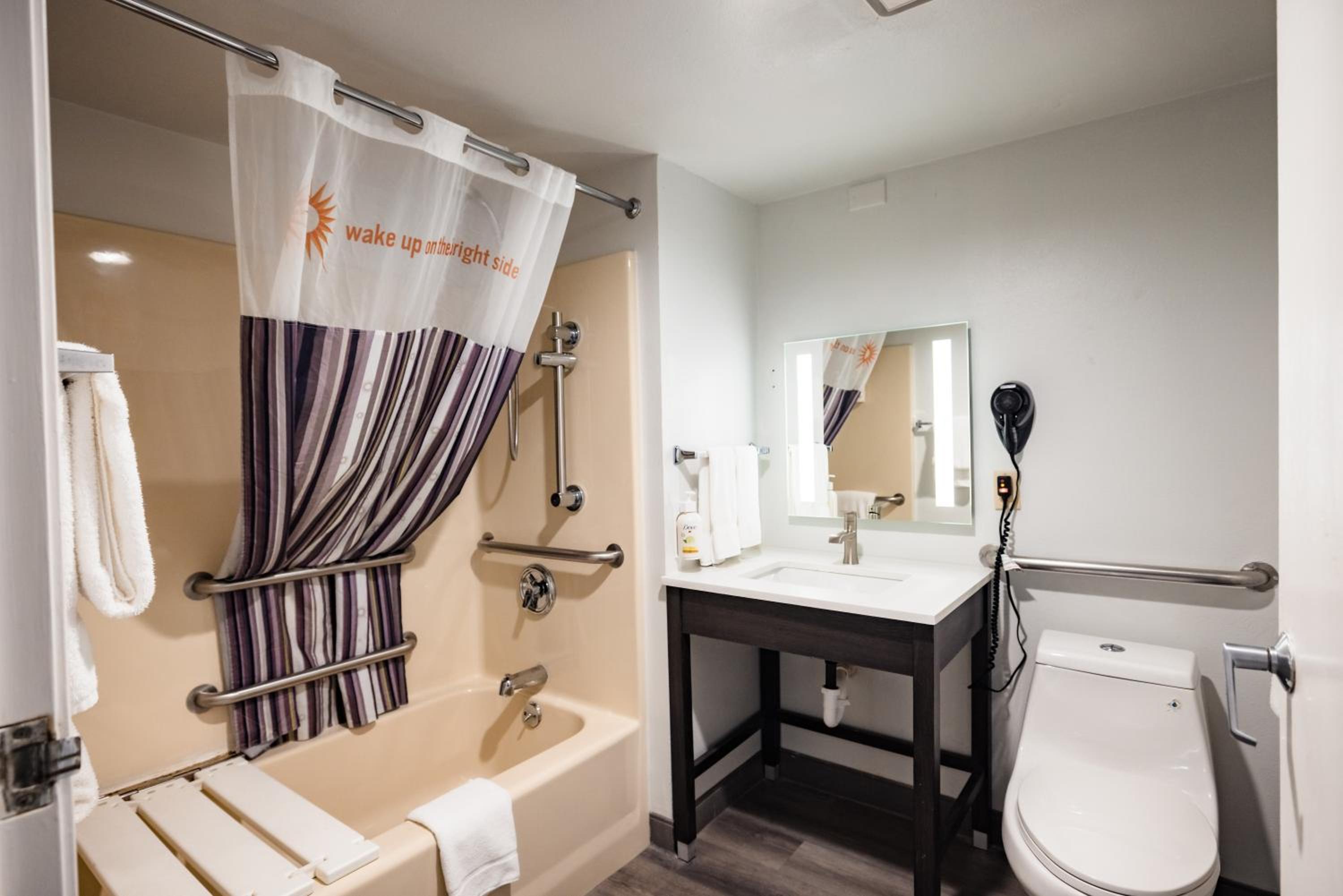Double Room - Mobility Access/Non-Smoking - Photo 2
