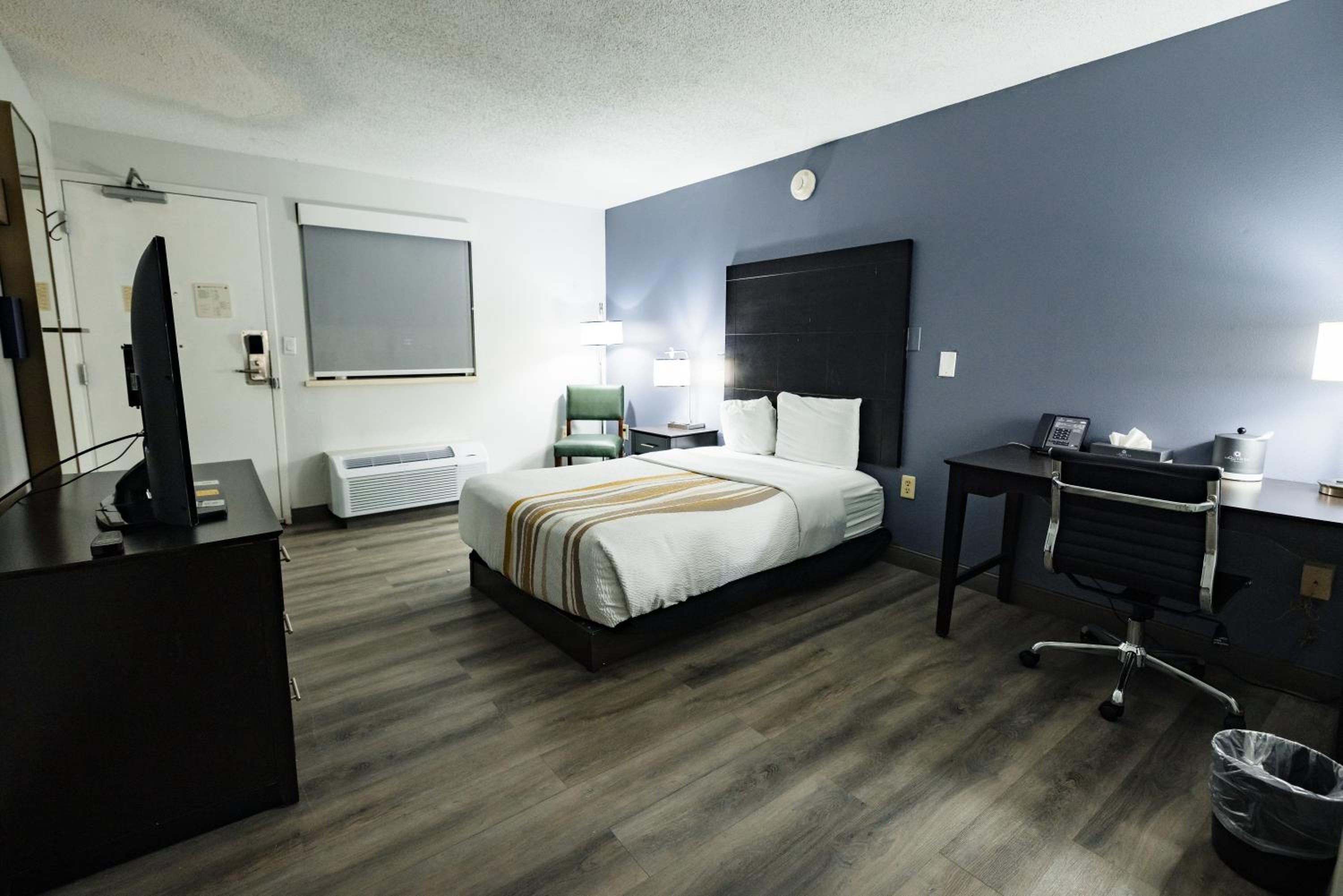 King Room - Non-Smoking - Photo 3