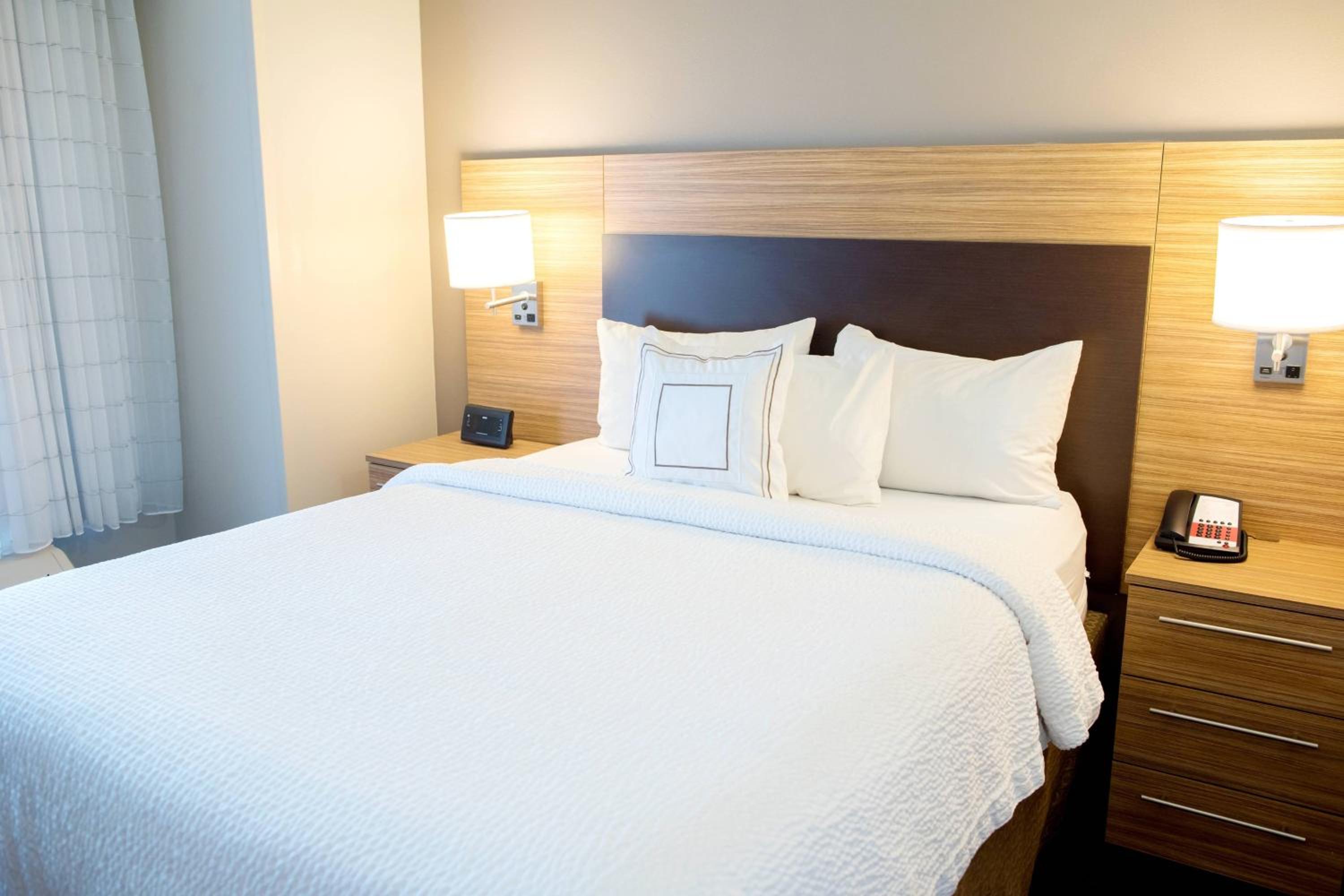 One-Bedroom Queen Suite with Sofa Bed photo 1