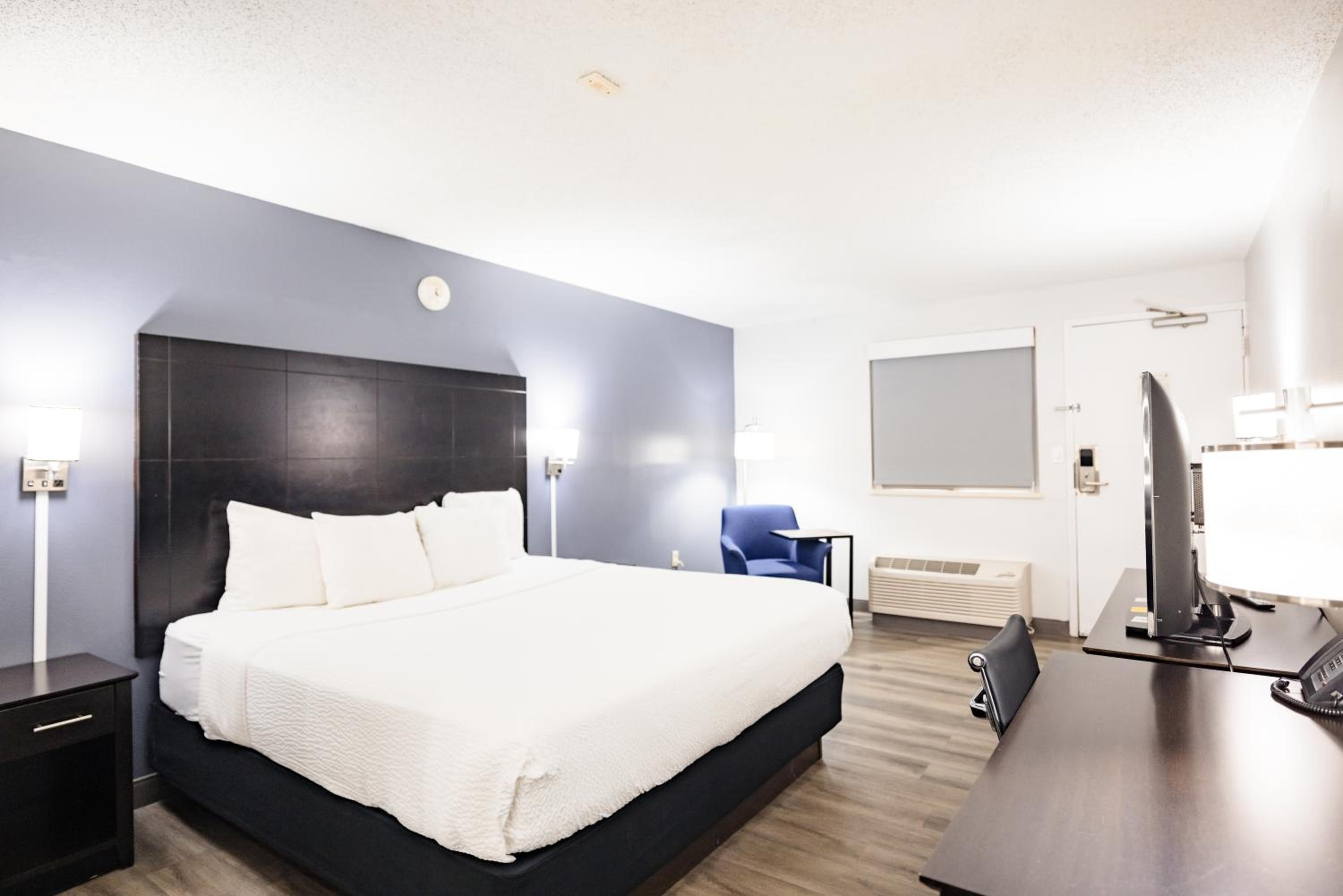 Deluxe King Room - Non-Smoking - Photo 2