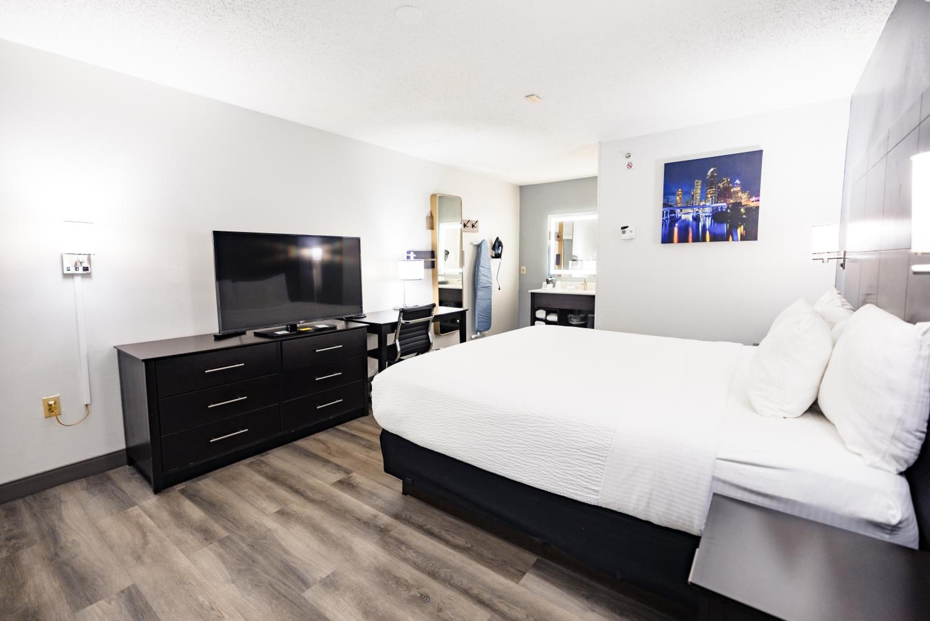 Deluxe King Room - Non-Smoking - Photo 8