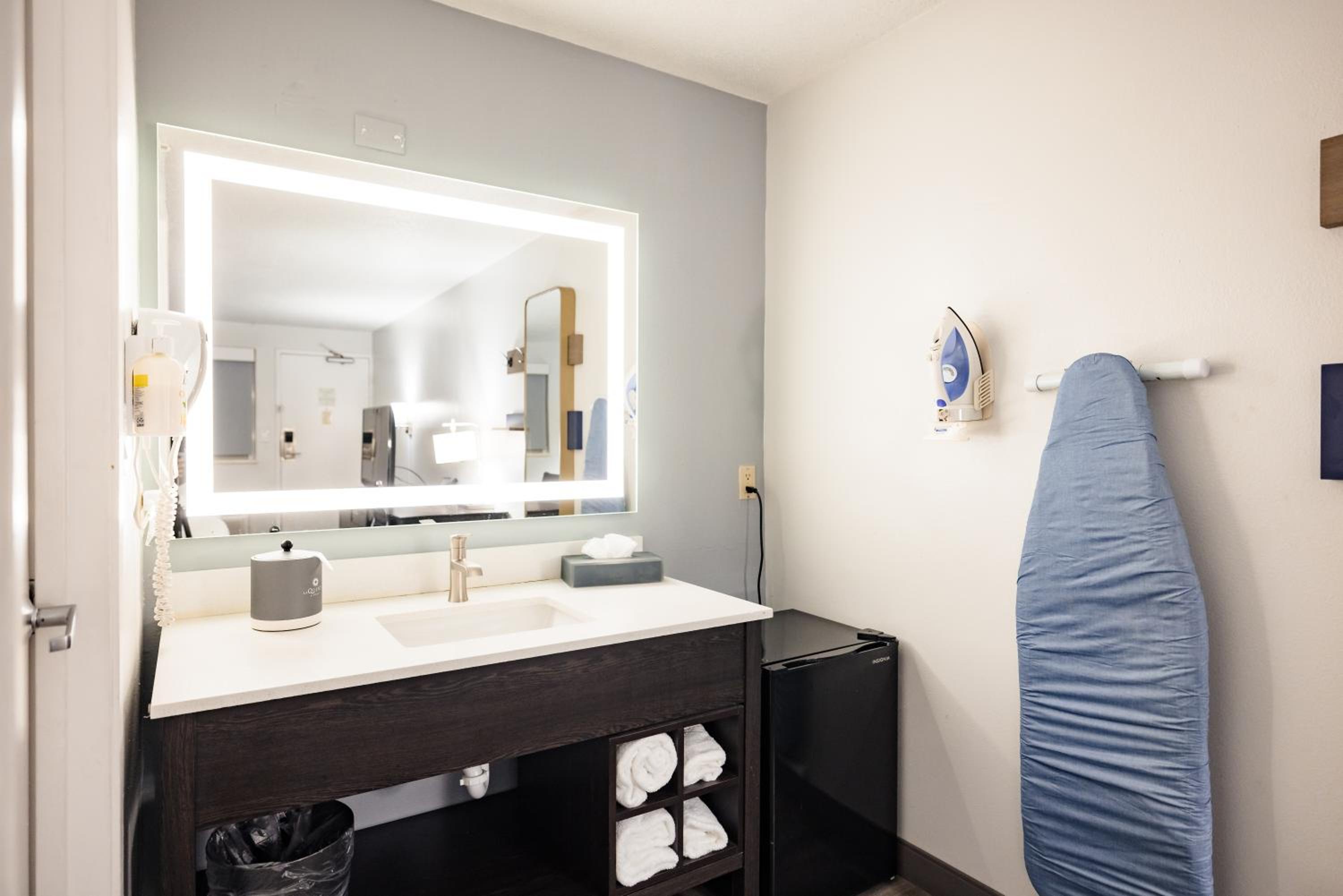 Double Room with Two Double Beds - Non-Smoking - Photo 4
