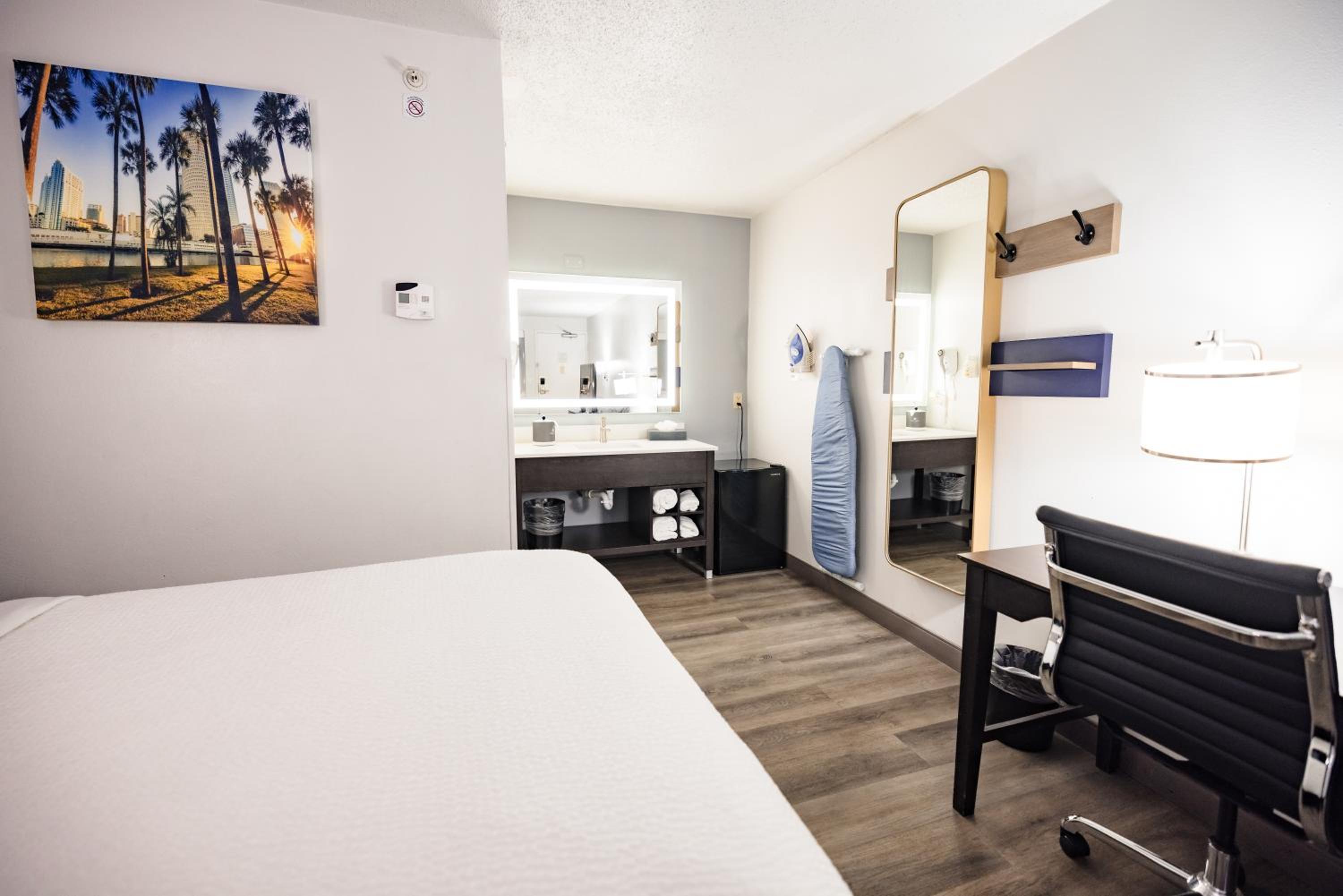 Deluxe King Room - Non-Smoking - Photo 6