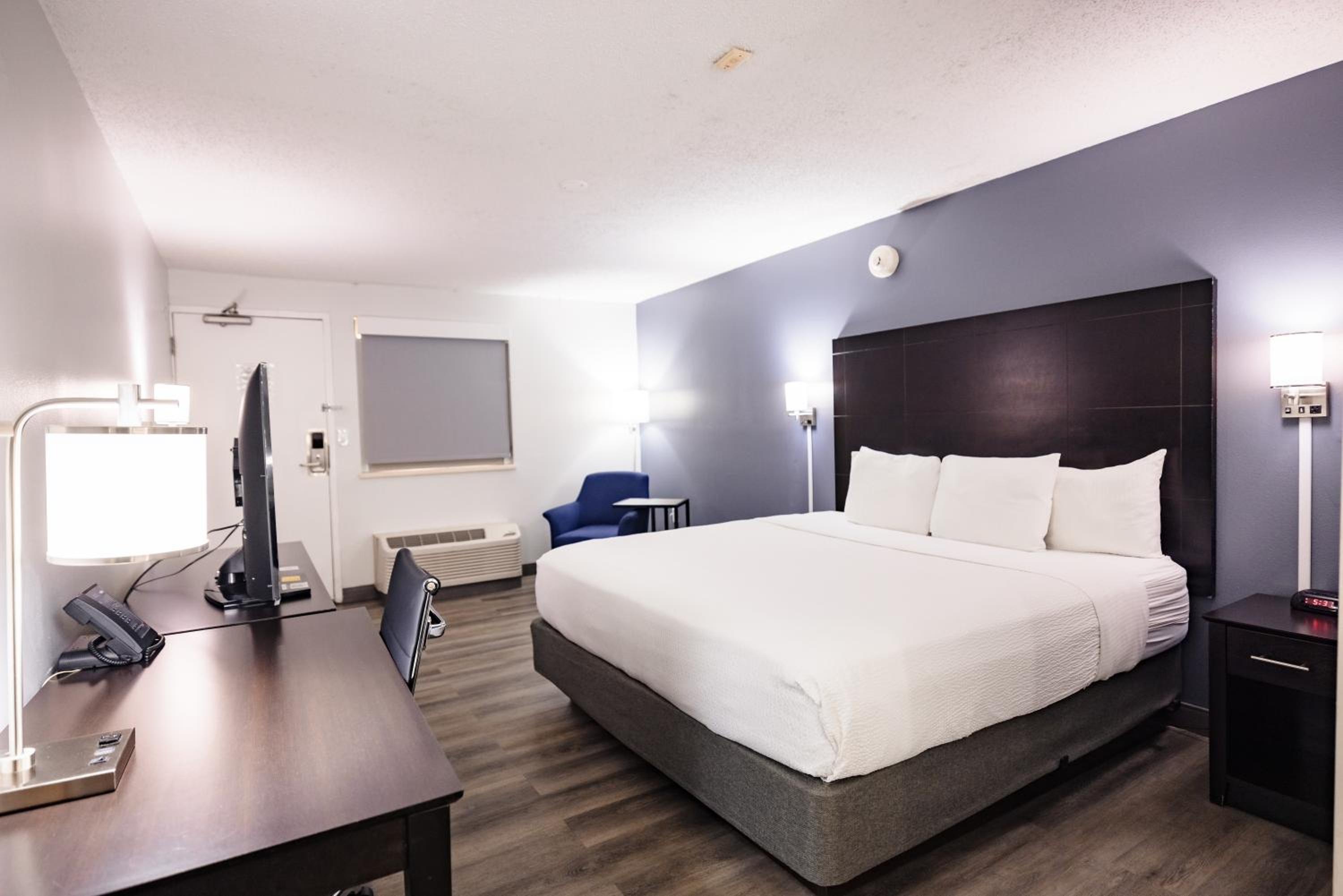 Deluxe King Room - Non-Smoking - Photo 9