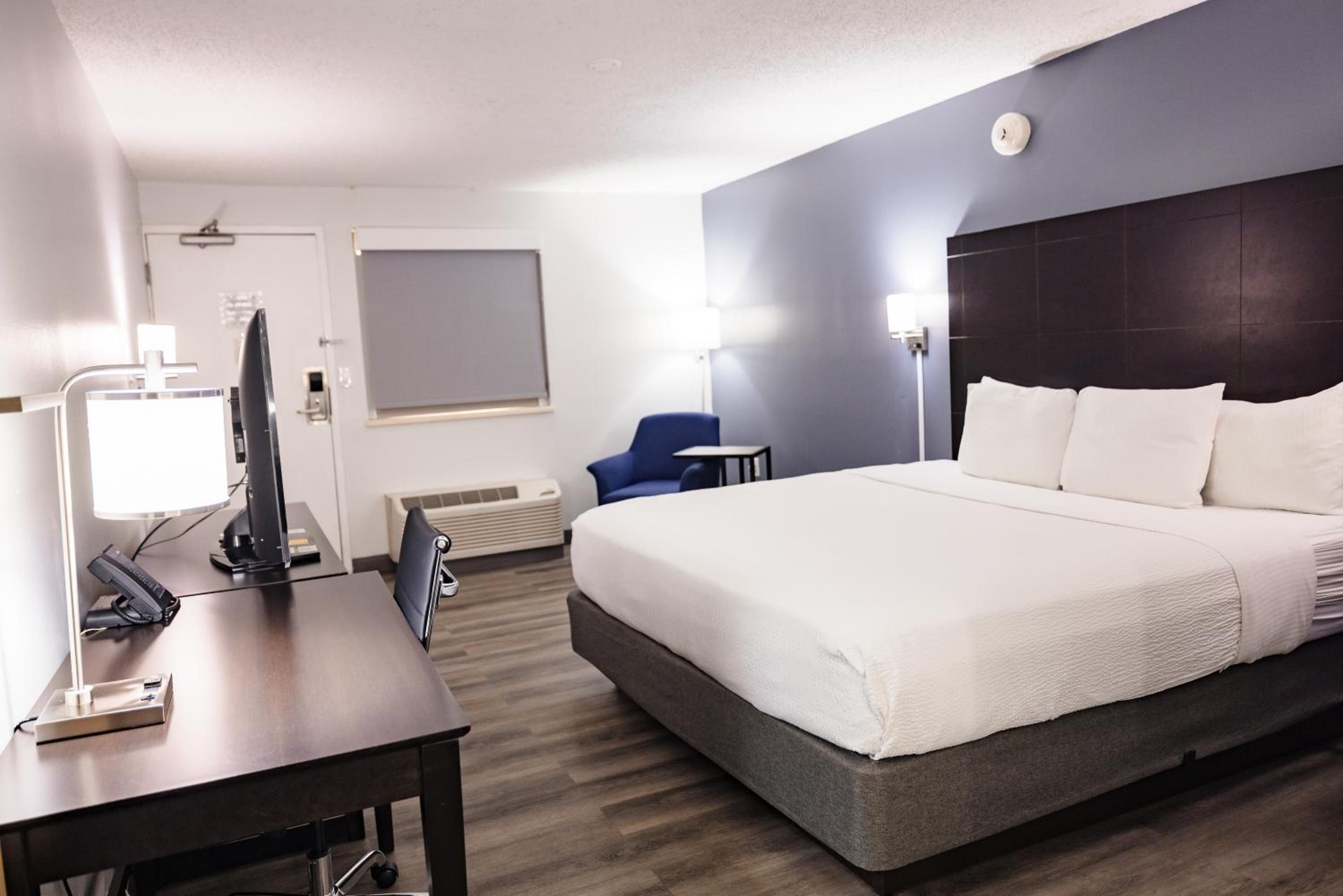 Deluxe King Room - Non-Smoking - Photo 5