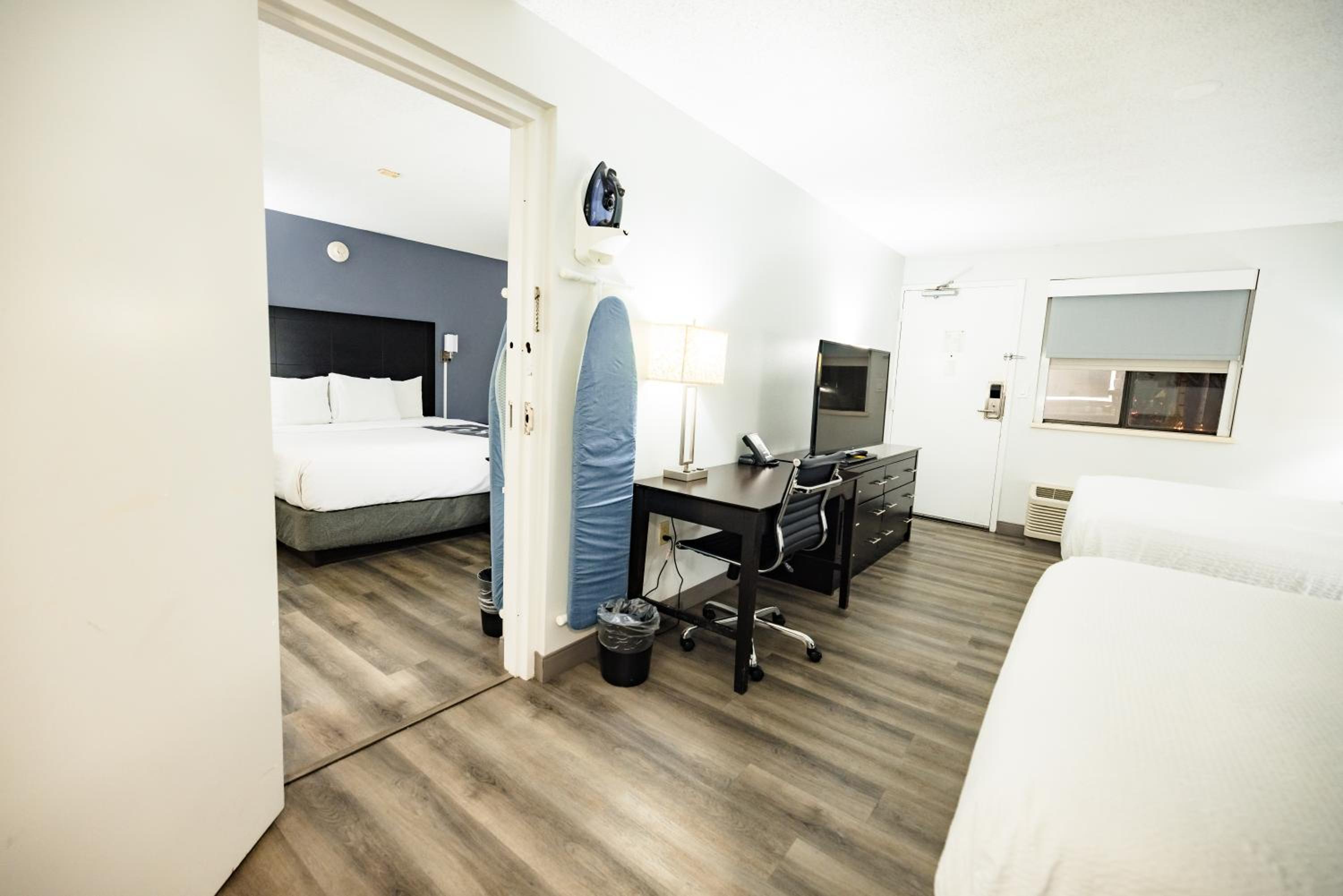 2 Queen Beds and 1 King Bed, Suite, Non-Smoking - Photo 7