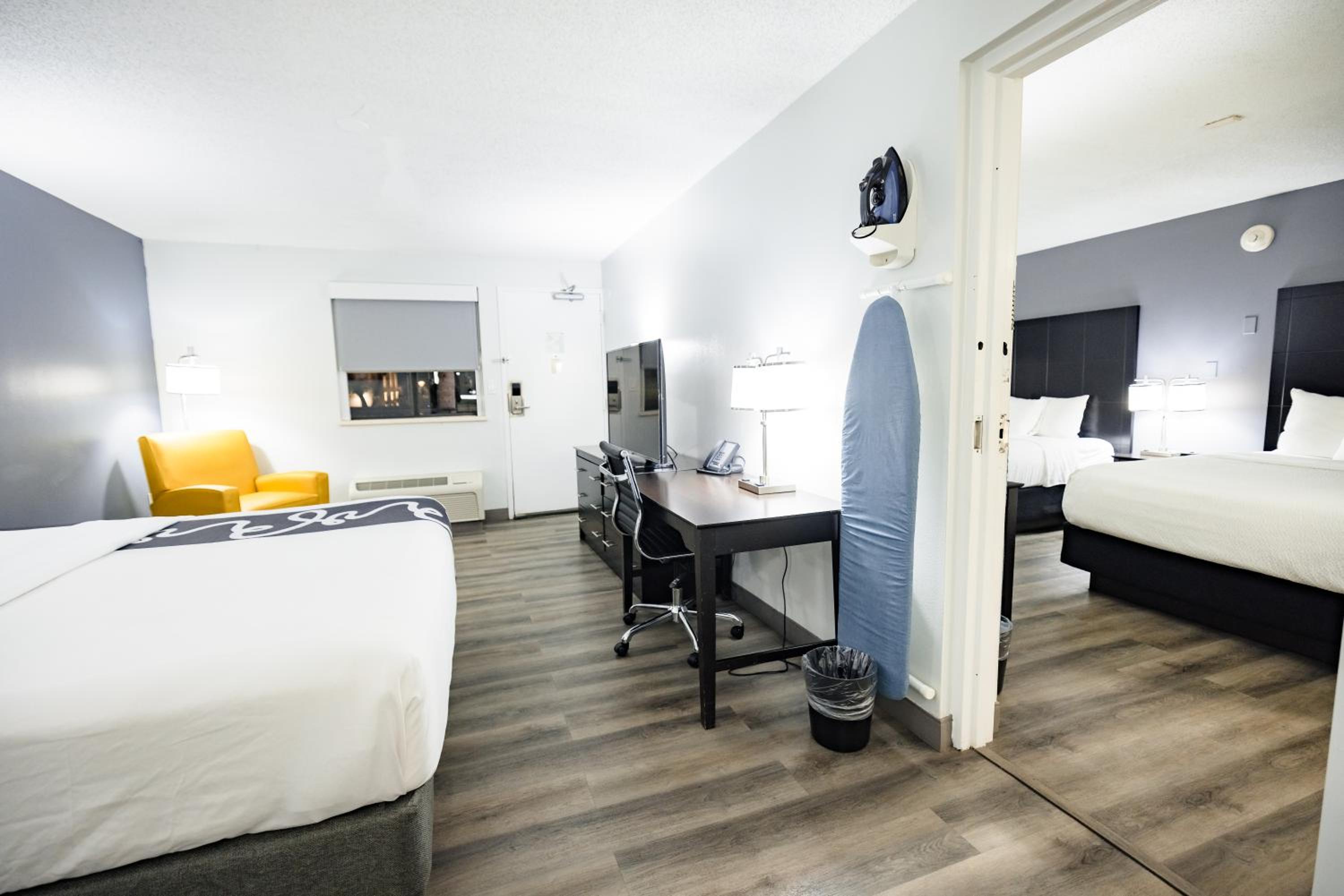 2 Queen Beds and 1 King Bed, Suite, Non-Smoking - Photo 4