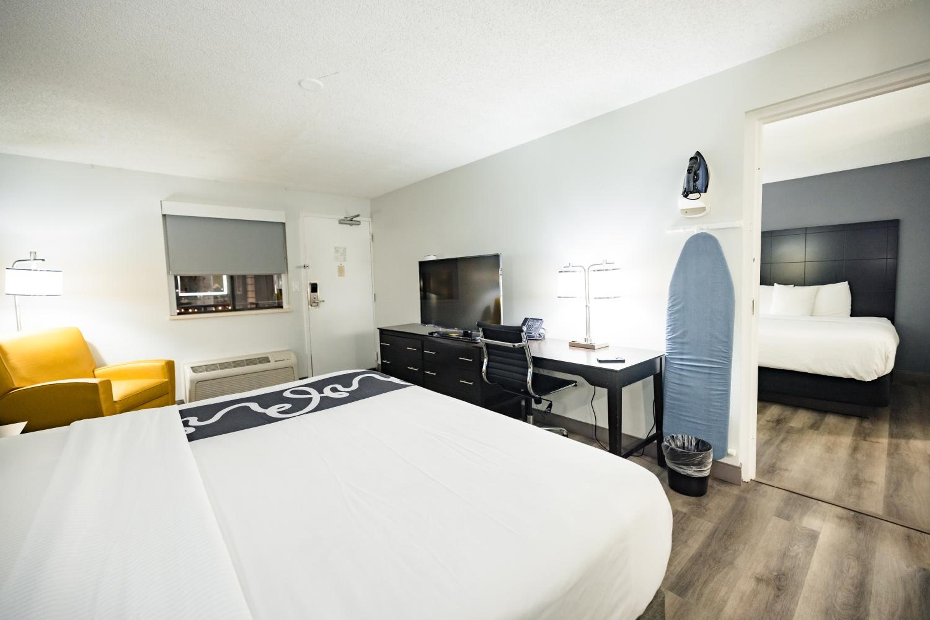 2 Queen Beds and 1 King Bed, Suite, Non-Smoking - Photo 5