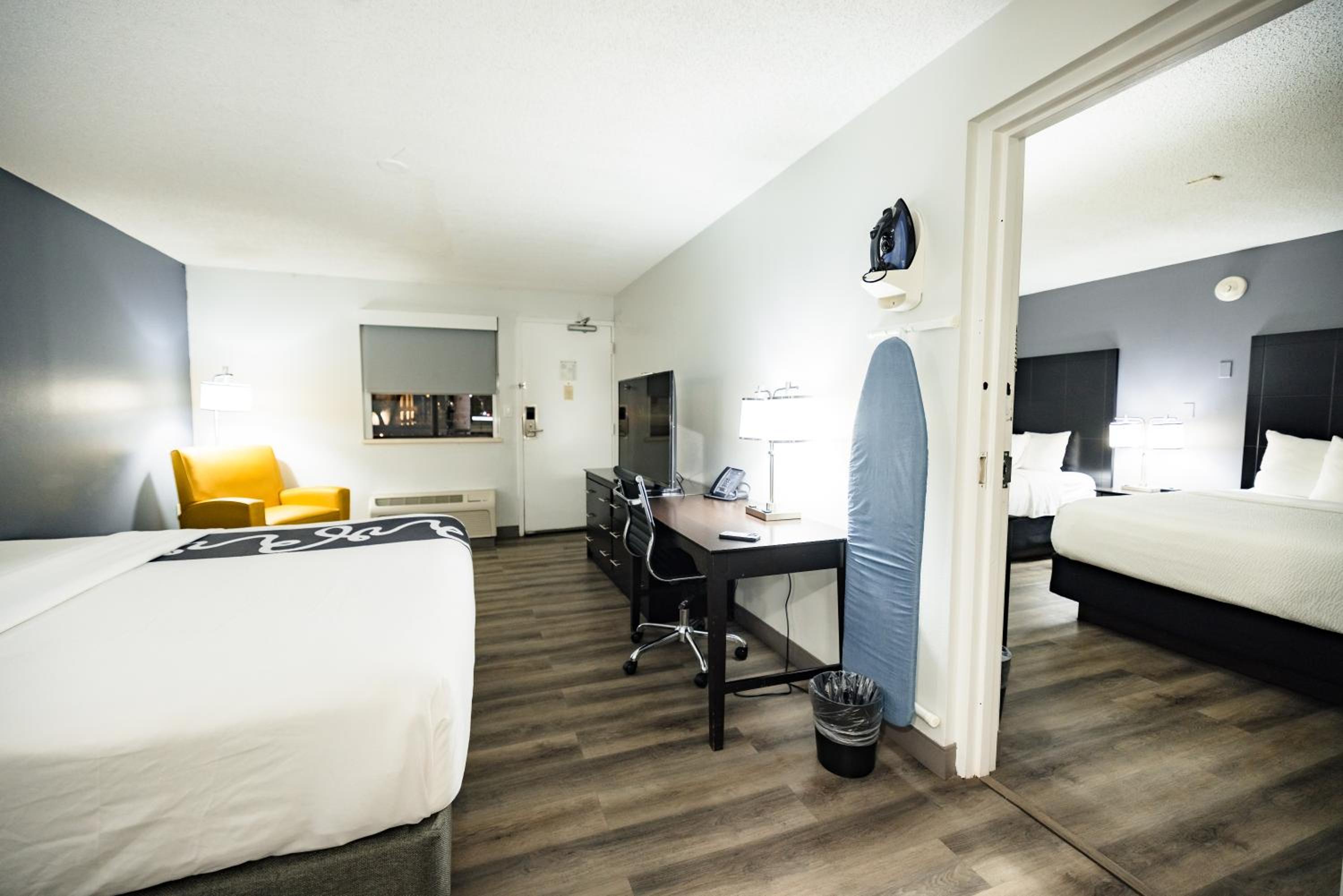 2 Queen Beds and 1 King Bed, Suite, Non-Smoking - Photo 2