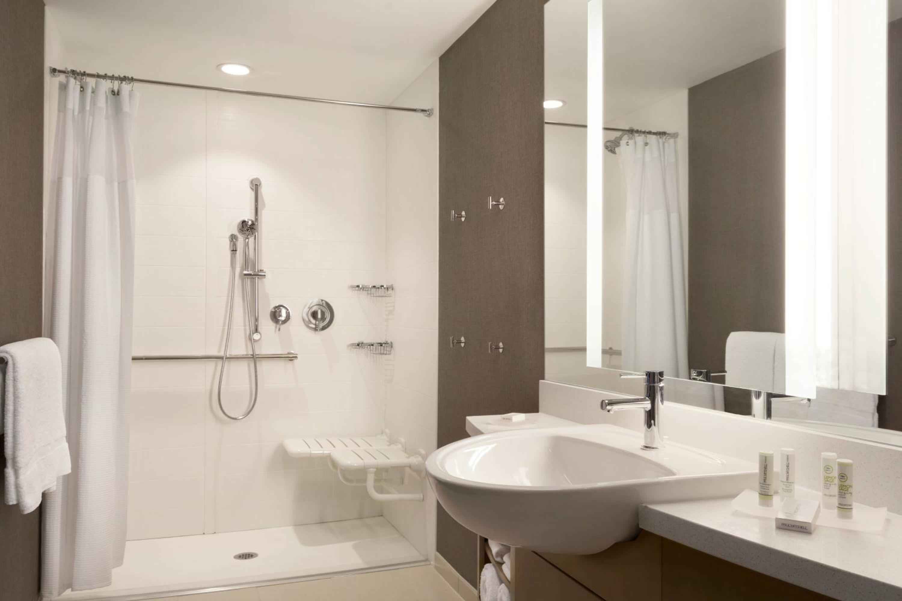 Queen Suite with Two Queen Beds and Roll-In Shower - Mobility Access/Hearing Accessible