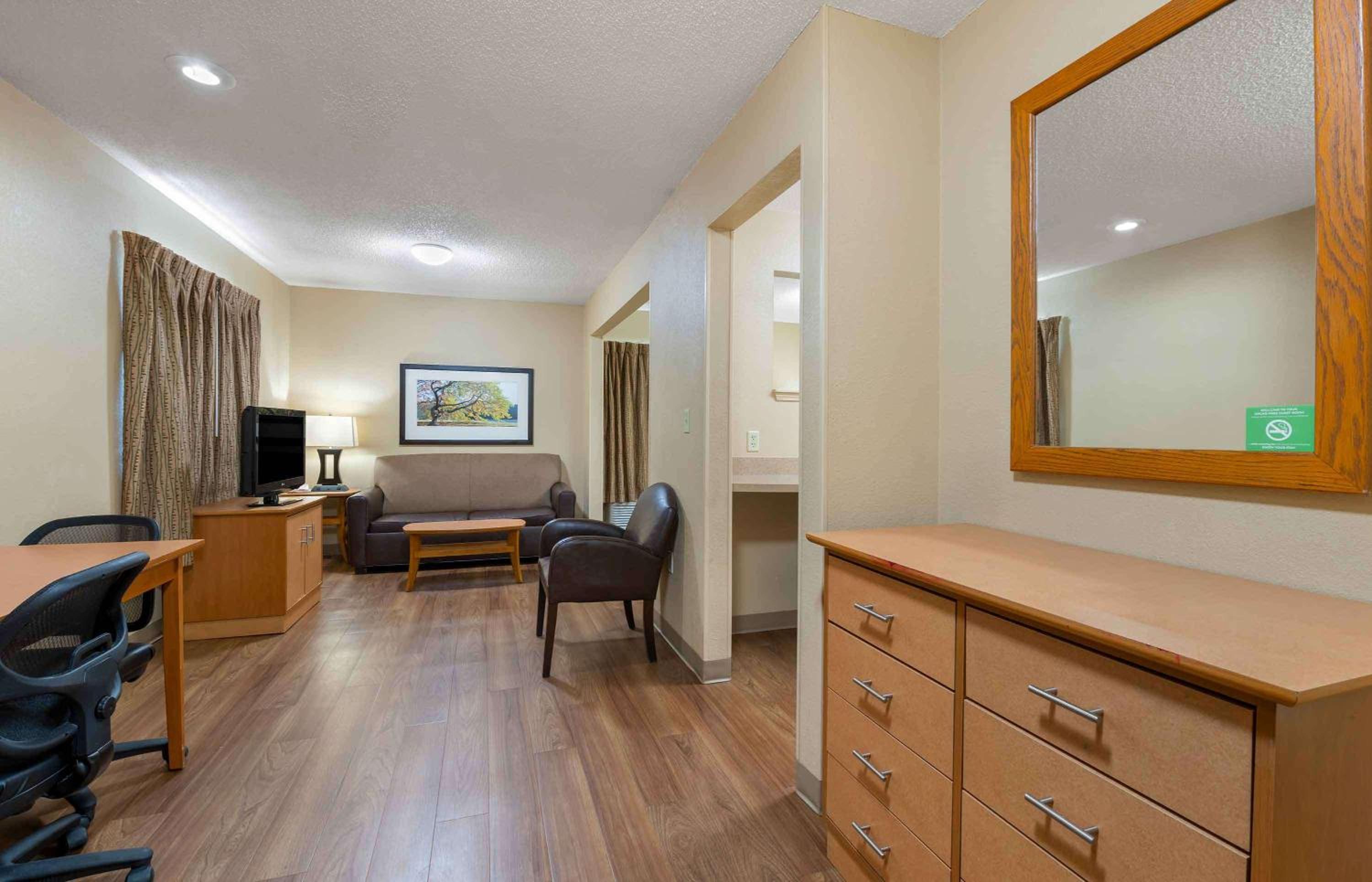 Deluxe Studio with 1 Queen Bed - Non-Smoking - Photo 2