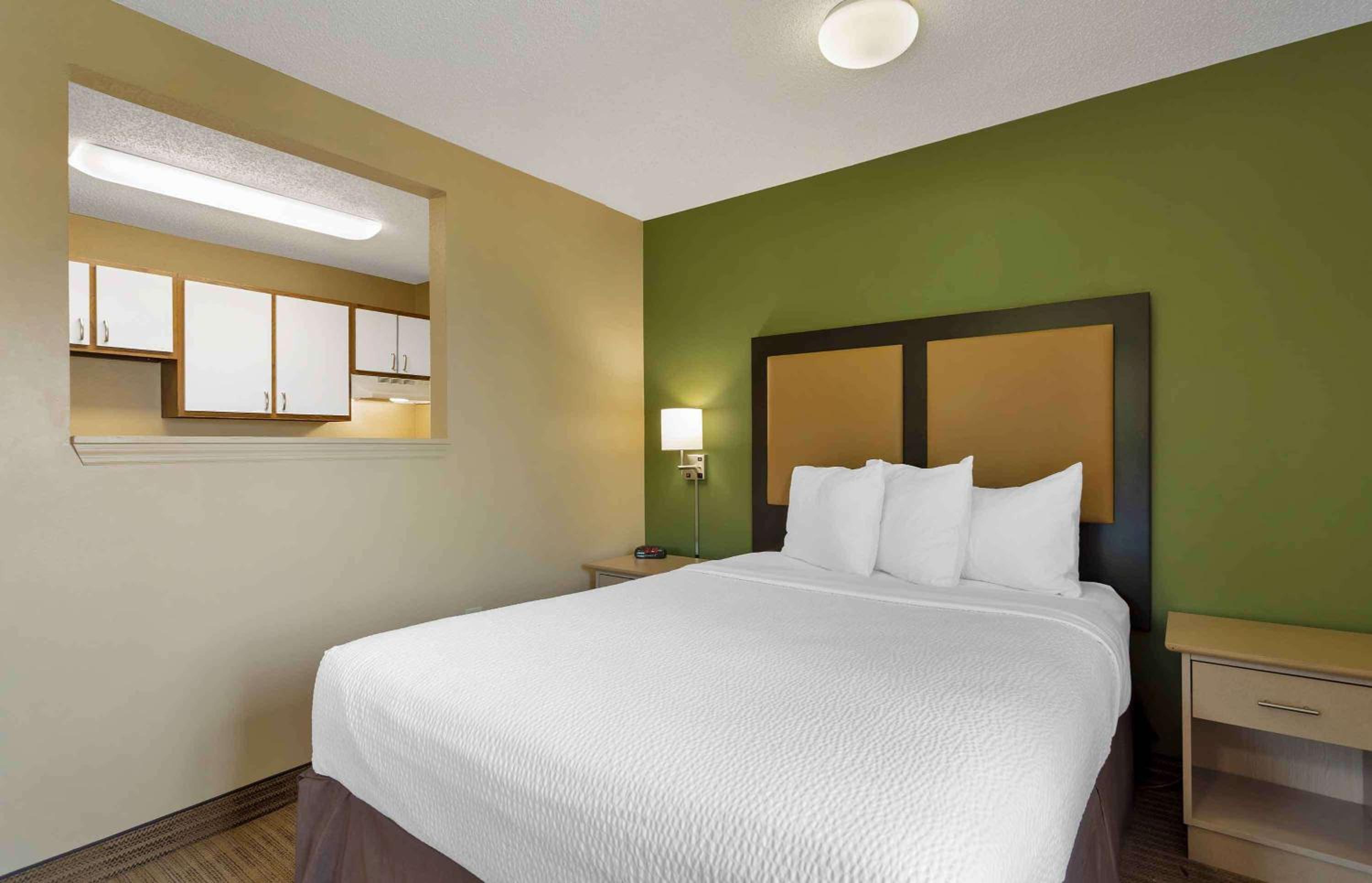 Deluxe Studio with 1 Queen Bed - Non-Smoking photo 1
