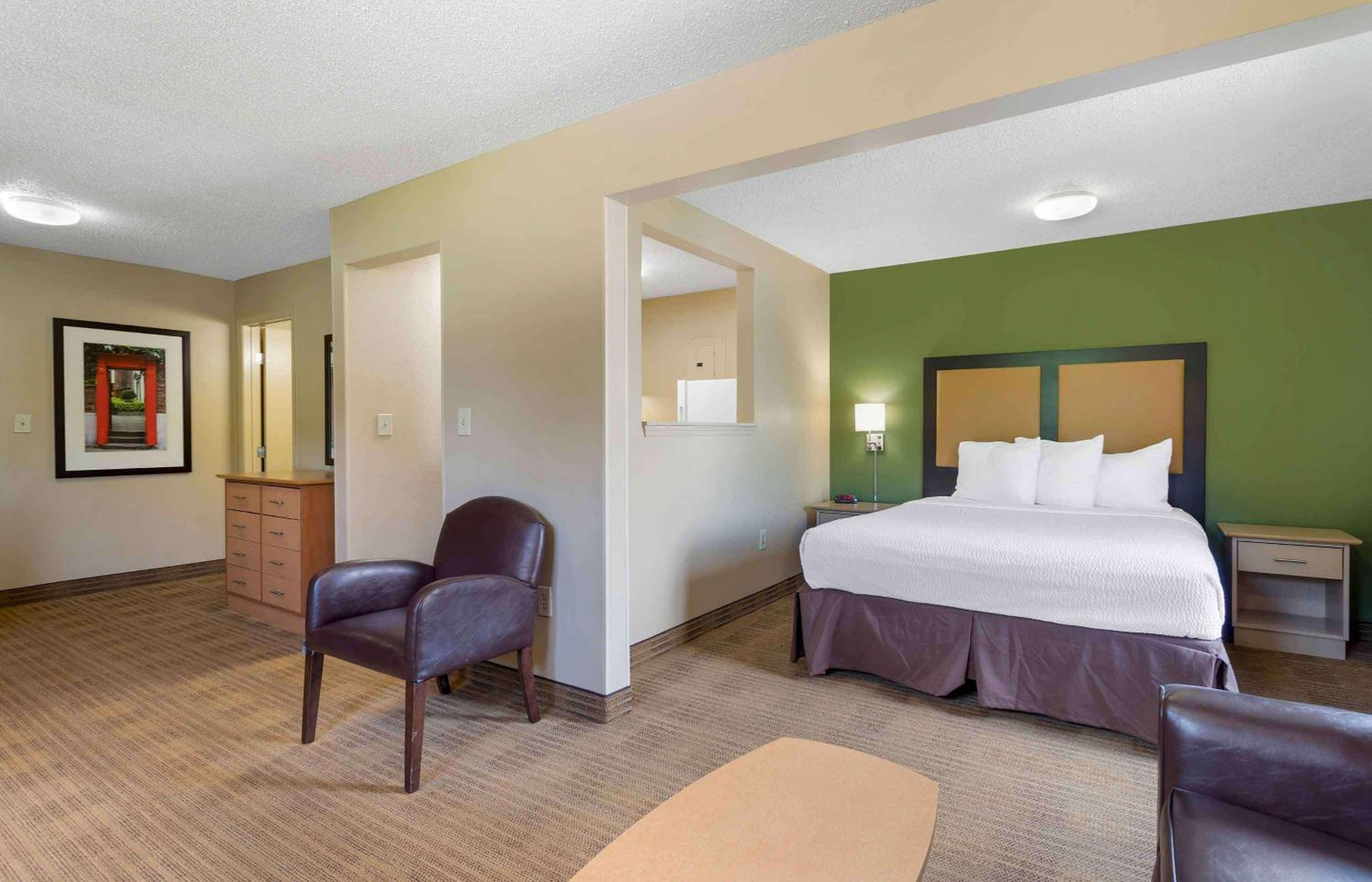 Deluxe Studio with 1 Queen Bed - Non-Smoking photo 3