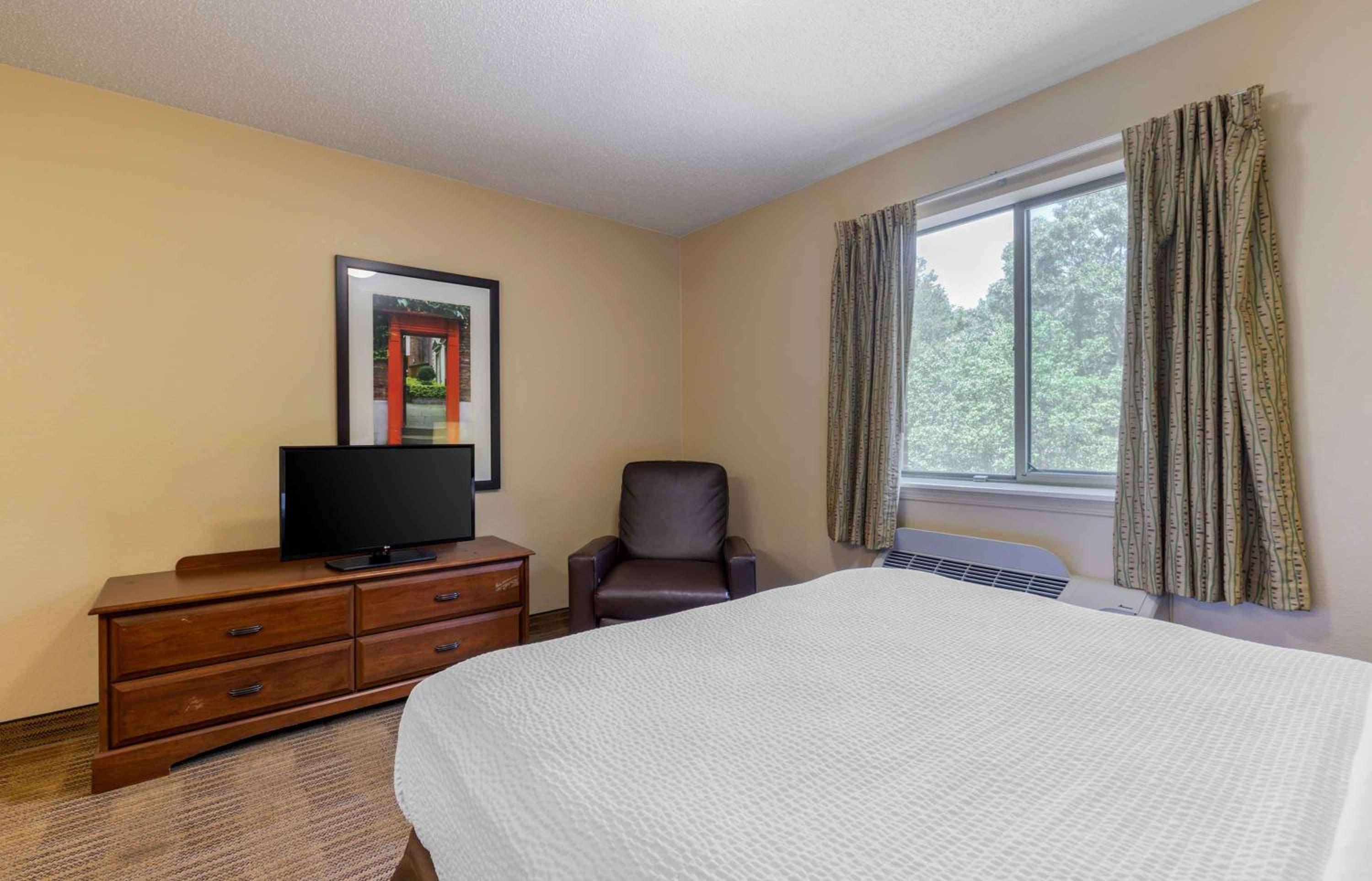 1 Queen Bed | Non-Smoking, Micfridge, Sofa-Bed - Photo 9