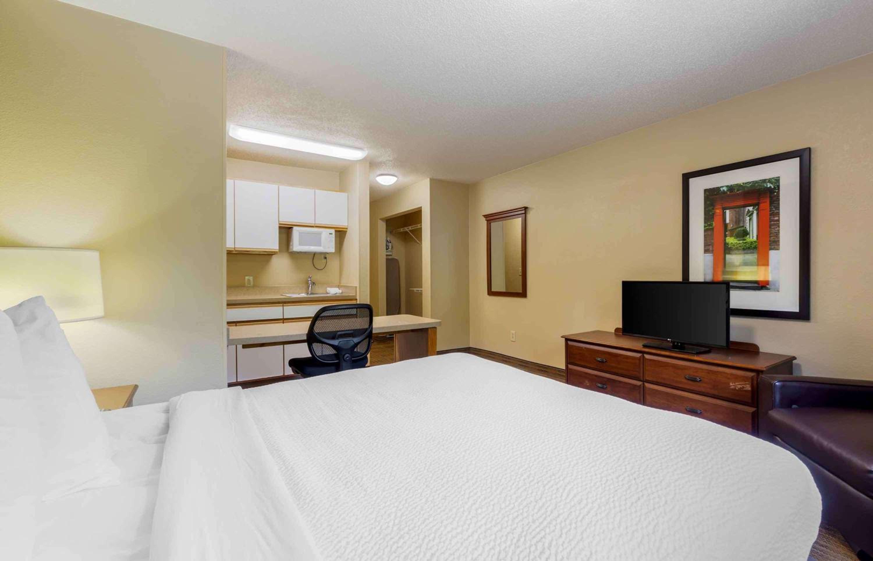 1 Queen Bed | Non-Smoking, Micfridge, Sofa-Bed - Photo 8