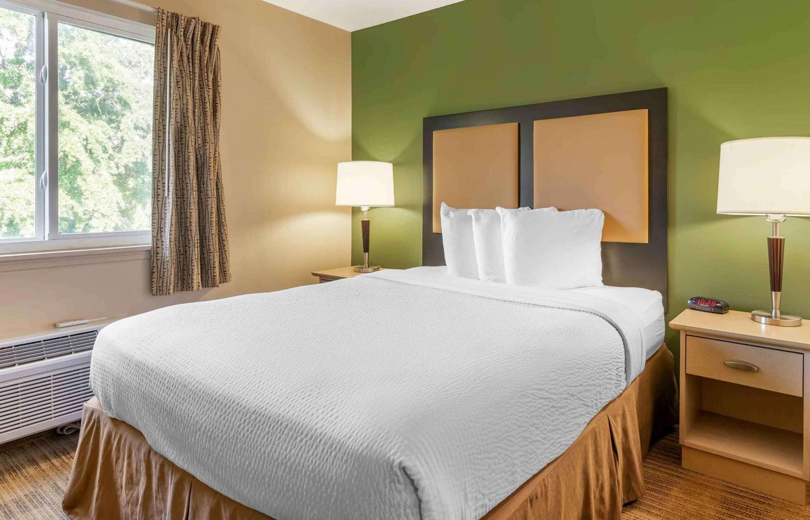 1 Queen Bed | Non-Smoking, Micfridge - Photo 1