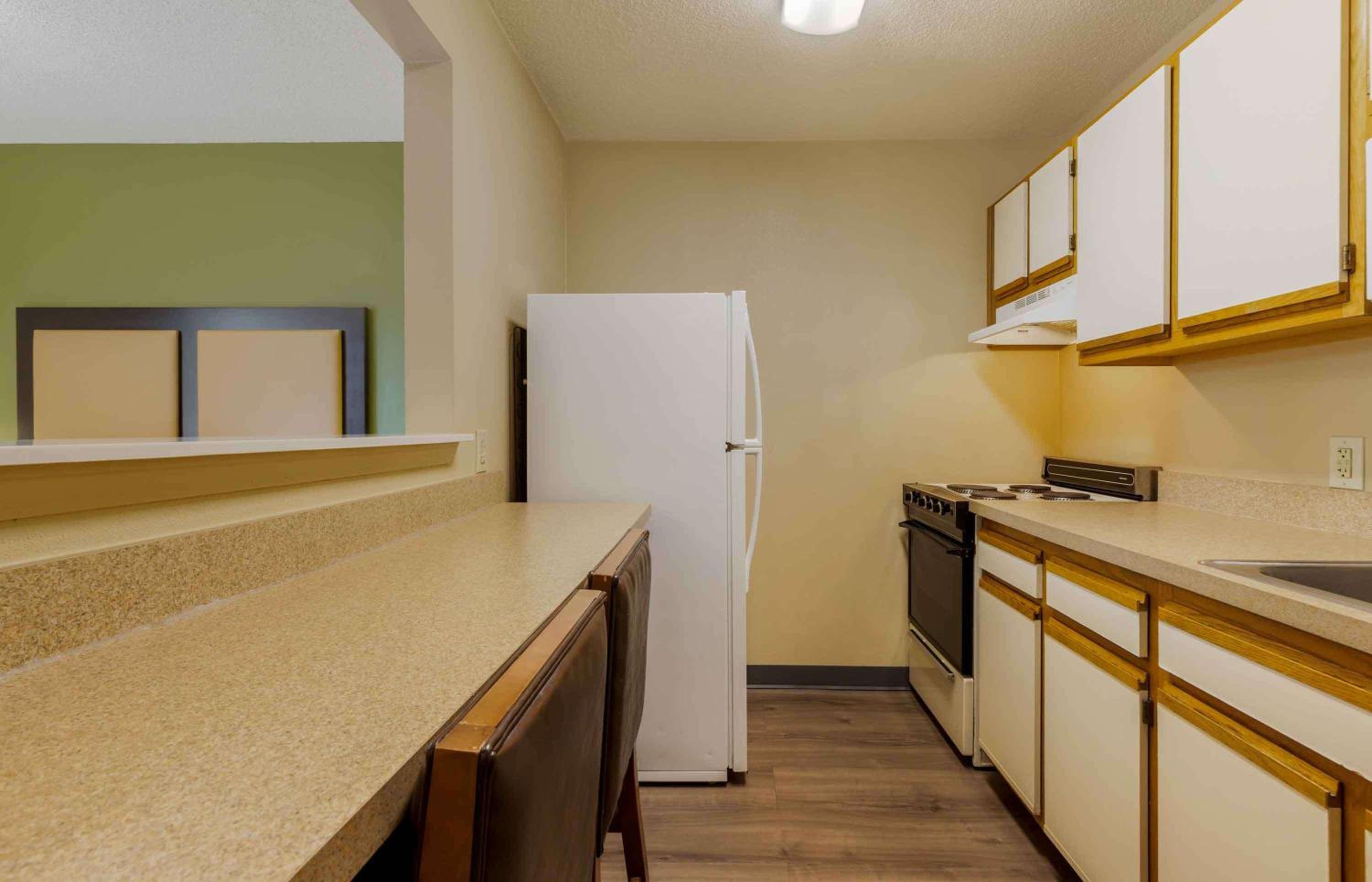 1 Queen Bed | Non-Smoking, Micfridge - Photo 9