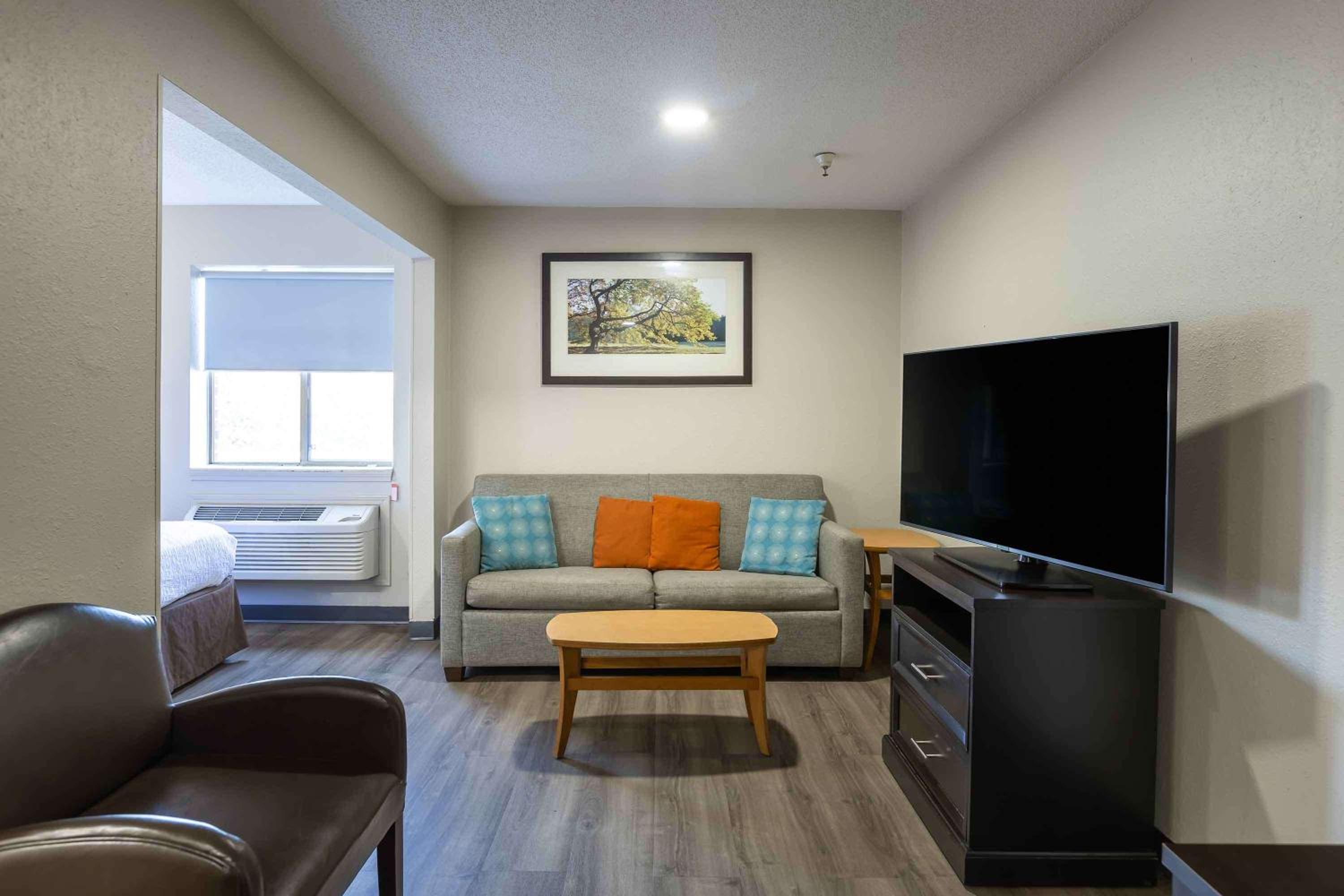 Deluxe Studio with 1 Queen Bed - Non-Smoking - Photo 8