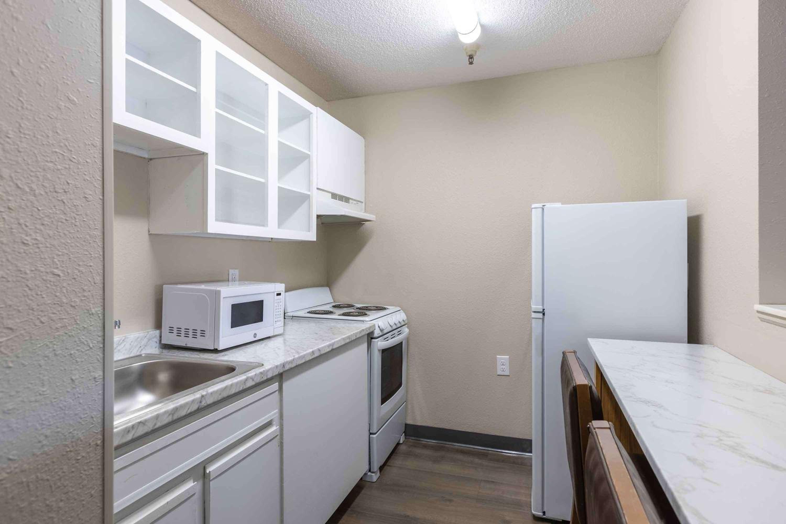 Deluxe Studio with 1 Queen Bed - Non-Smoking - Photo 9