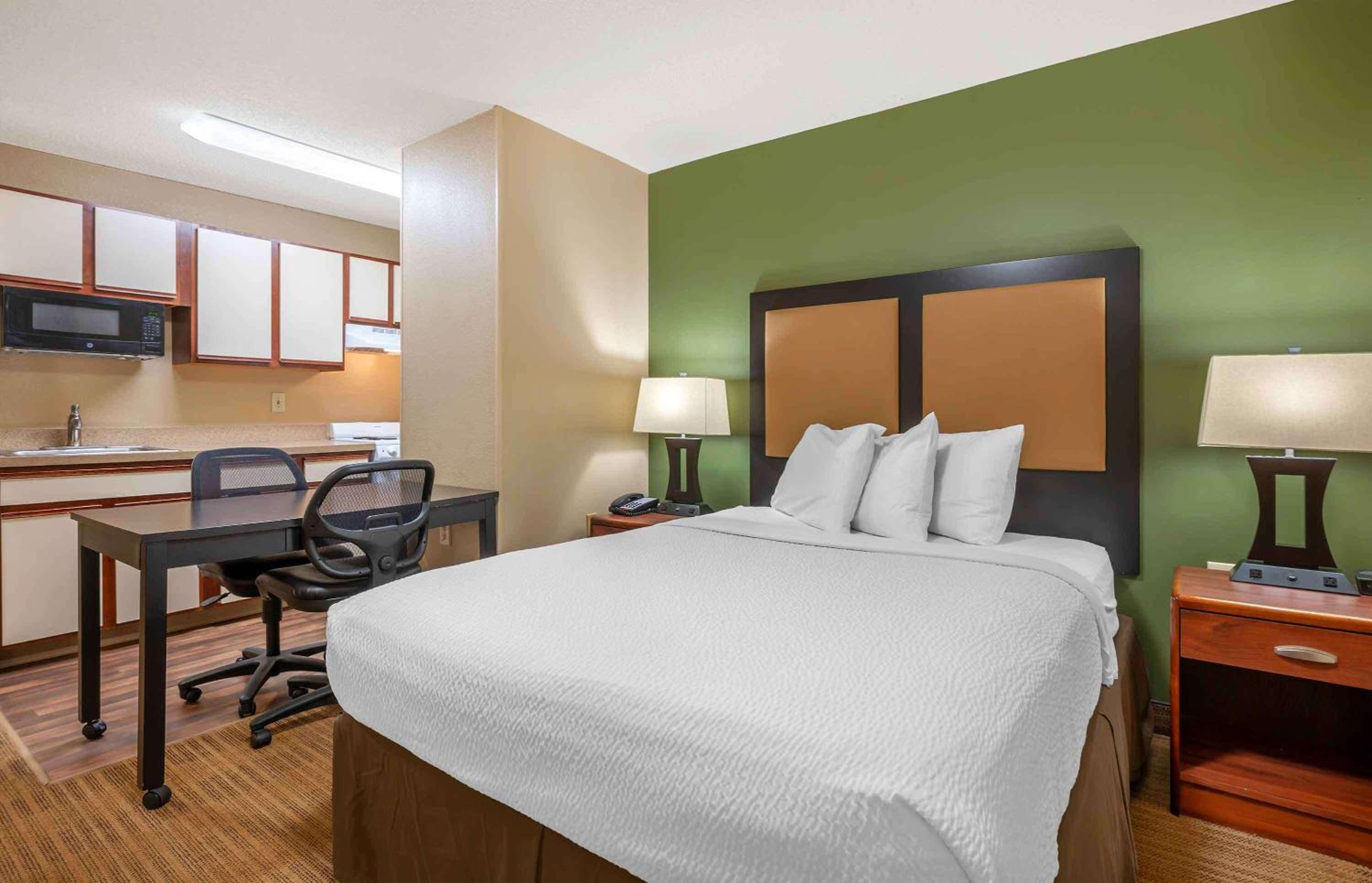 1 QUEEN BED | NON-SMOKING, KITCHEN, SOFA-BED - Photo 1