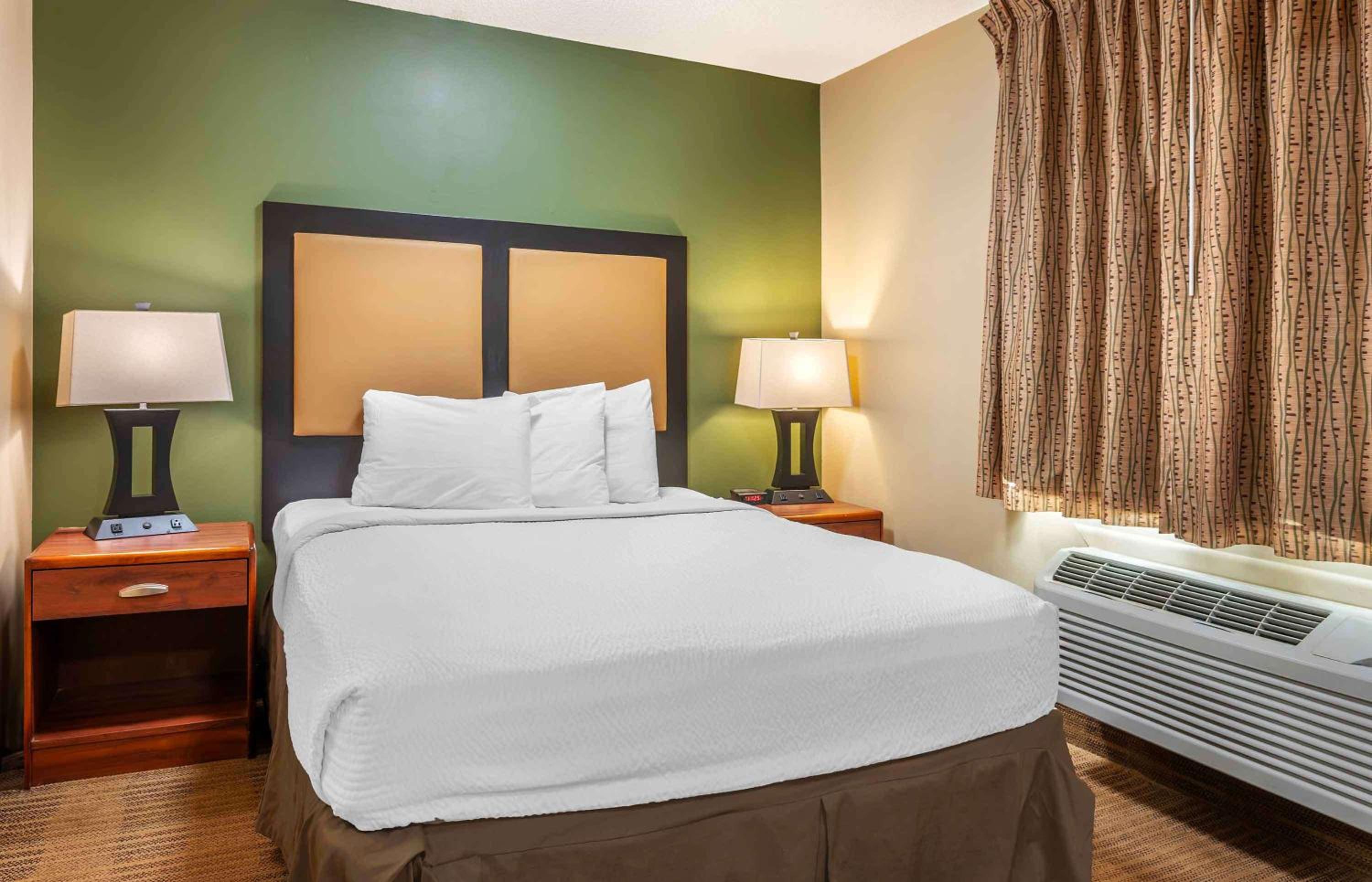Deluxe Studio With 1 Queen Bed - Non-Smoking