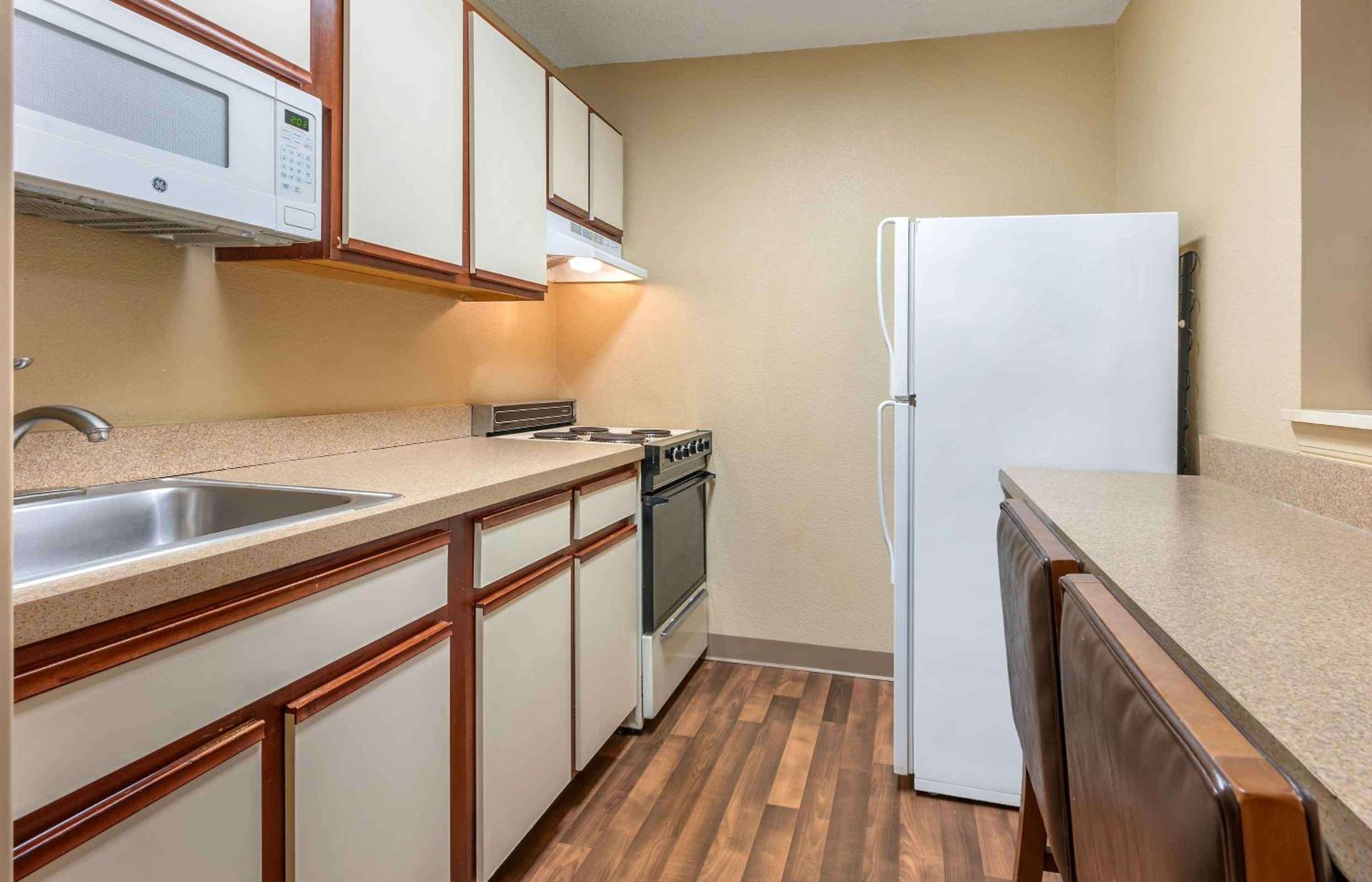 1 QUEEN BED | MOBIL ACCESS TUB NSMK KITCHEN photo 3