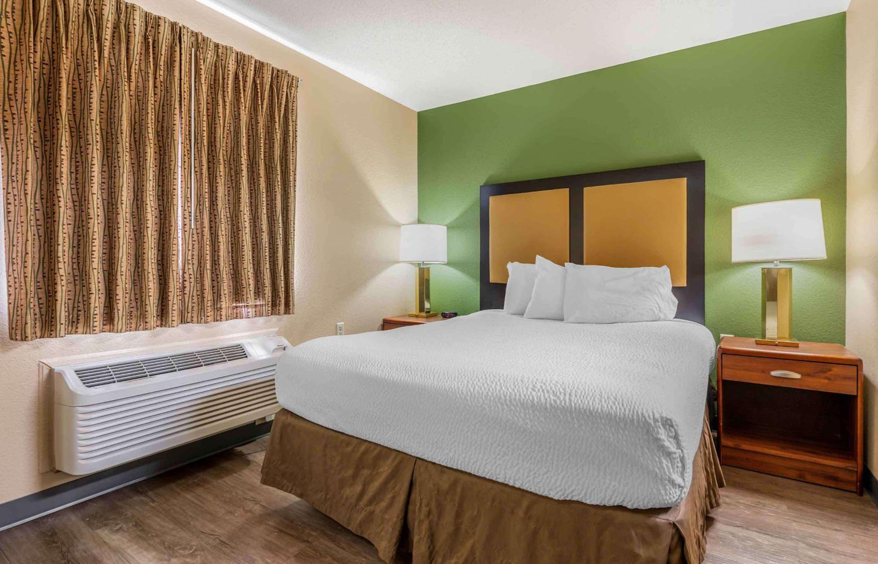 Deluxe Studio with 1 Queen Bed - Non-Smoking - Photo 1