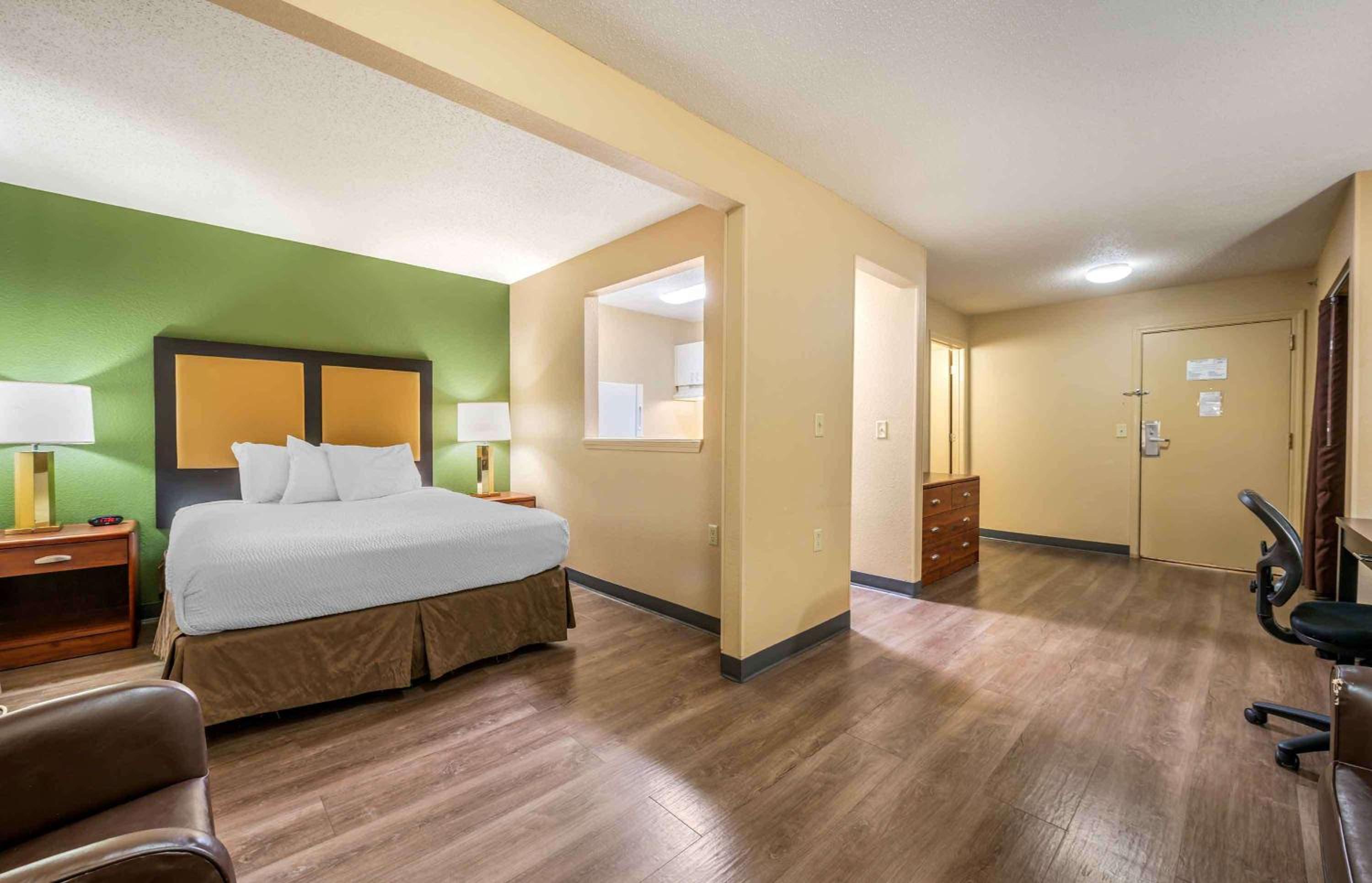 Deluxe Studio with 1 Queen Bed - Non-Smoking - Photo 4