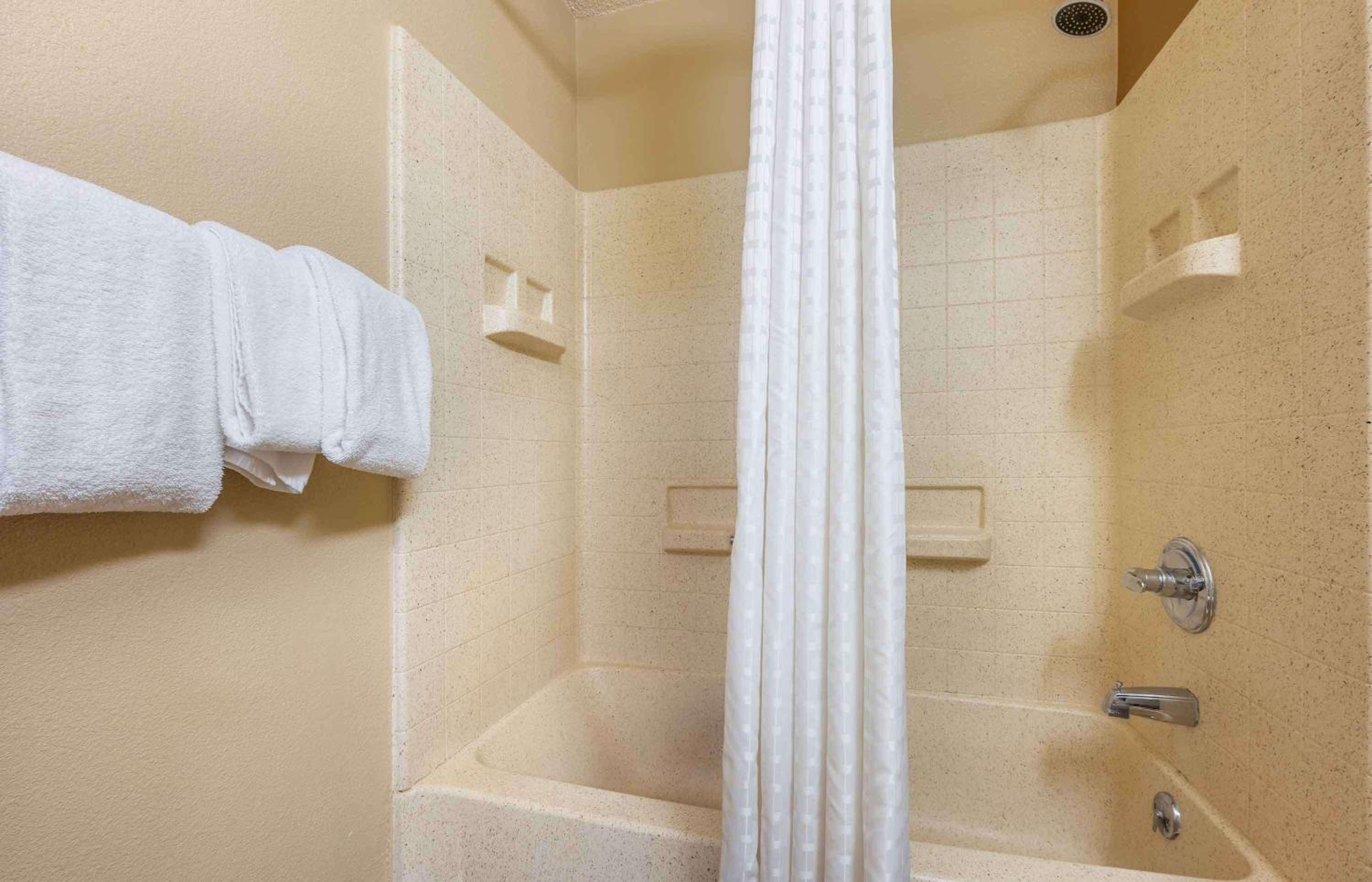 1 QUEEN BED | MOBIL ACCESS TUB NSMK KITCHEN photo 2