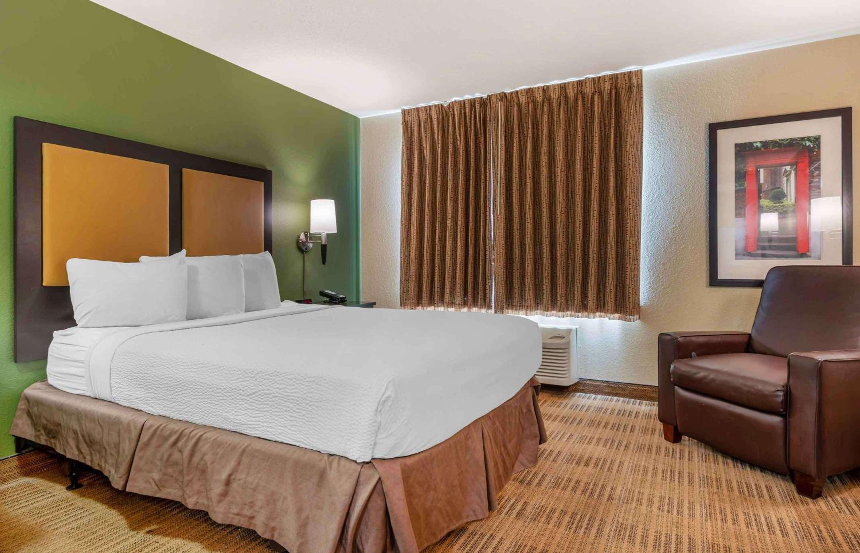 Queen studio with 1 Queen Bed - Disability Access/Non-Smoking - Photo 1