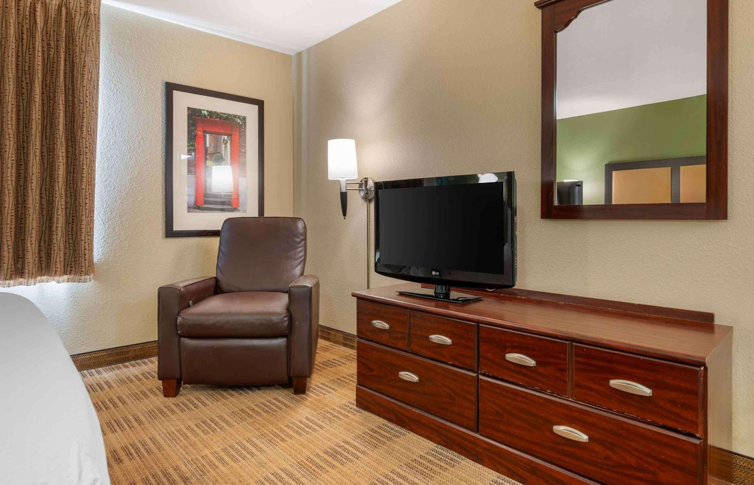 Queen studio with 1 Queen Bed - Disability Access/Non-Smoking - Photo 3