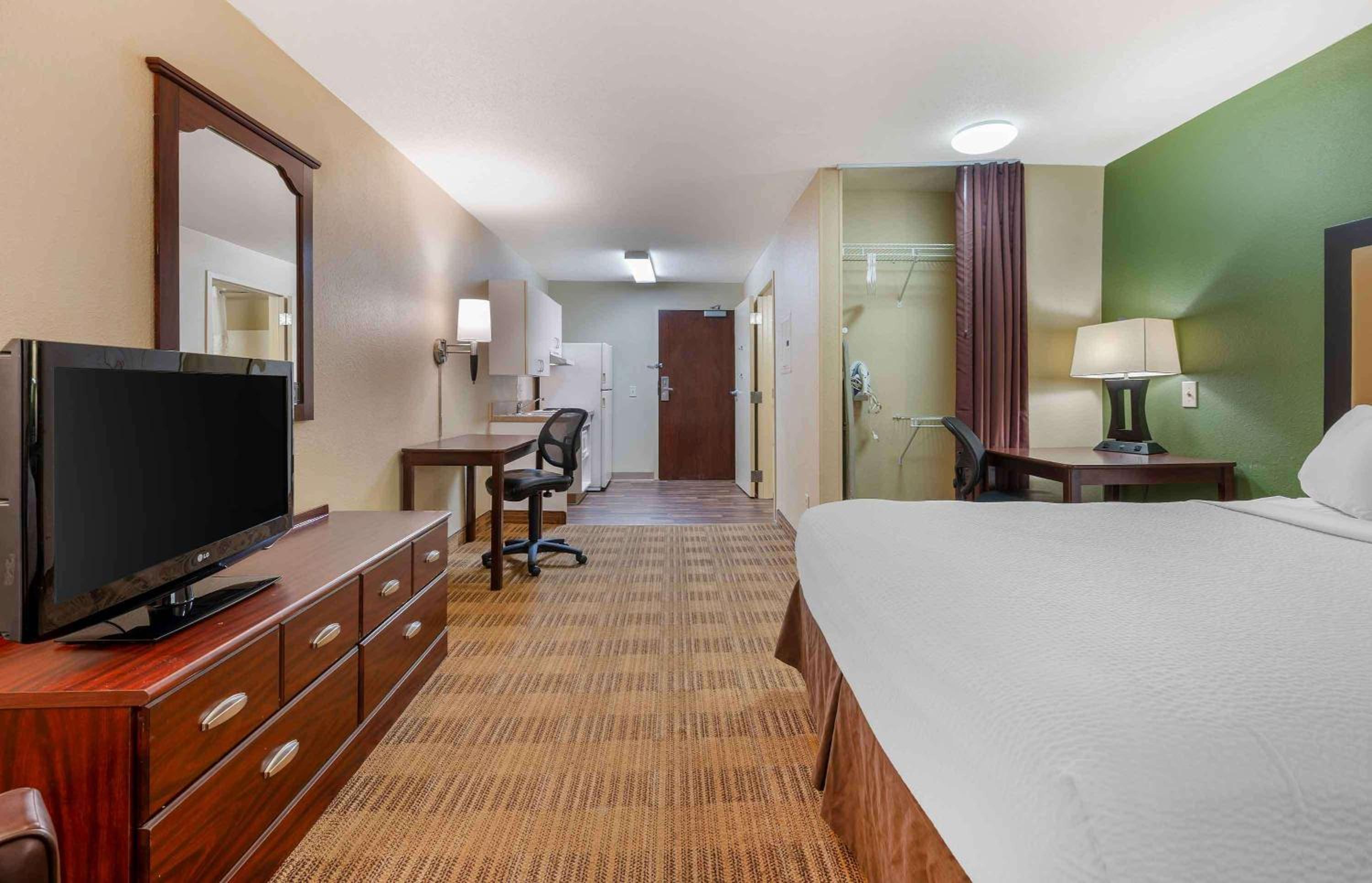 Queen studio with 1 Queen Bed - Disability Access/Non-Smoking - Photo 6