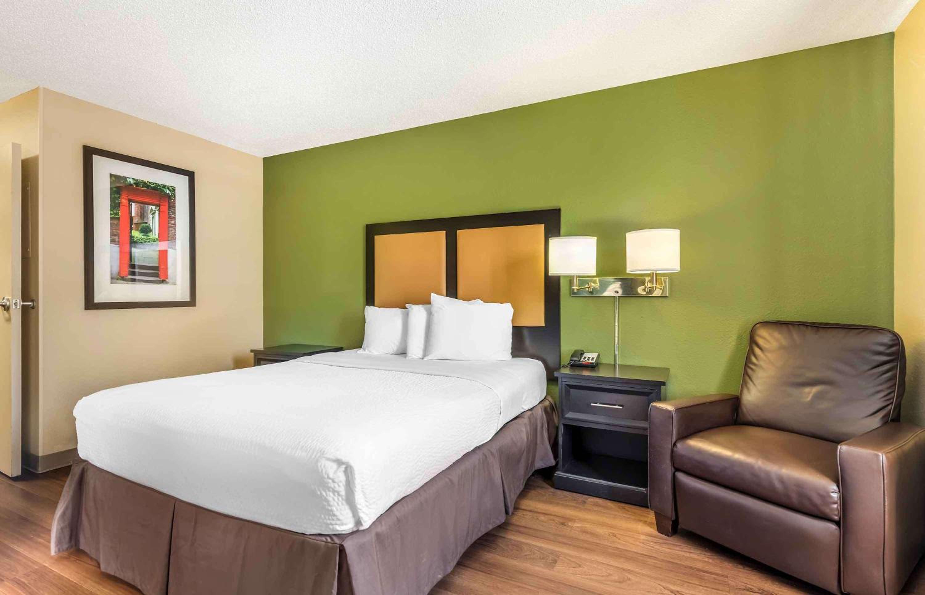 Queen studio with 1 Queen Bed - Disability Access/Non-Smoking - Photo 5