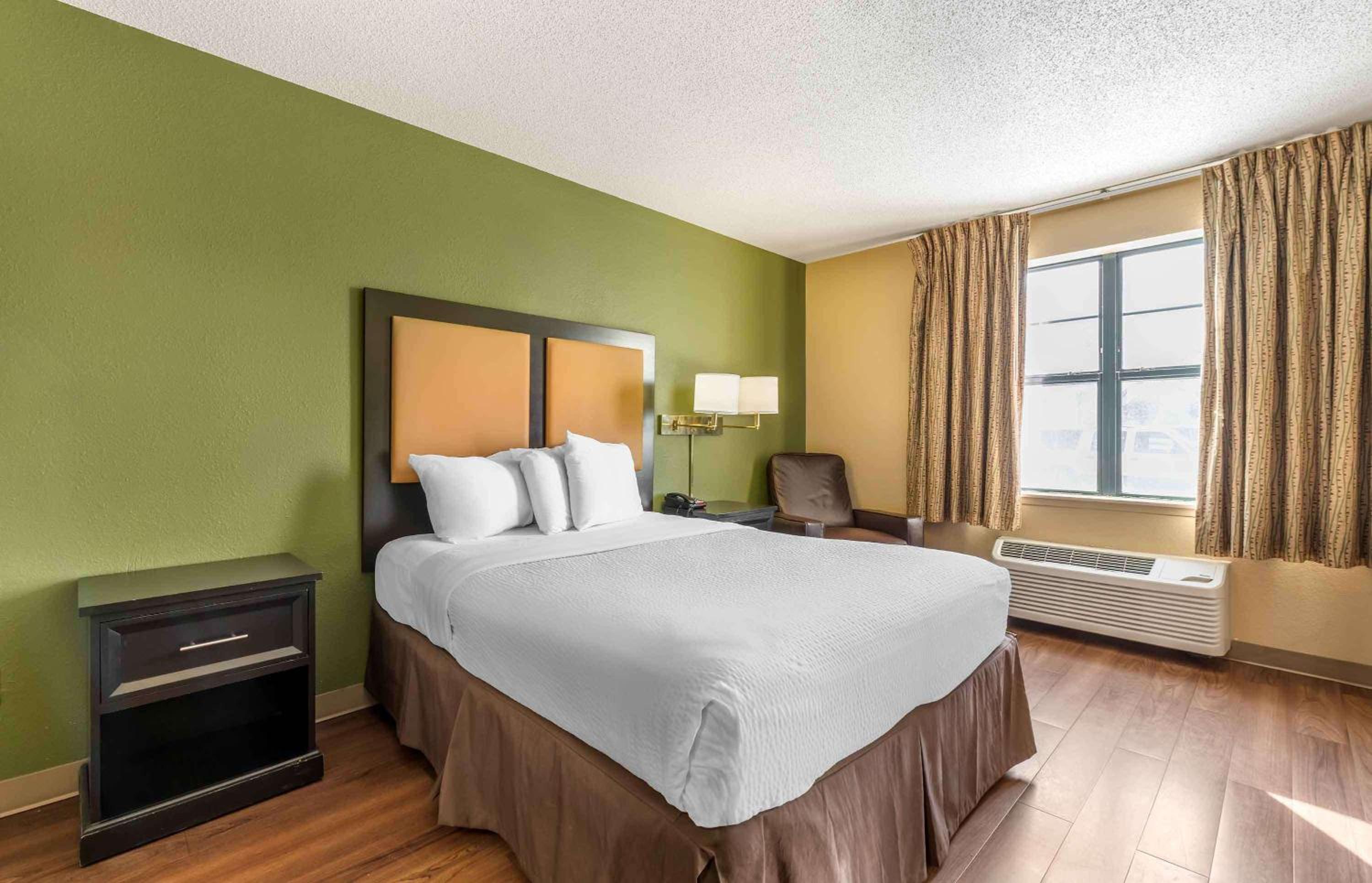 Queen studio with 1 Queen Bed - Disability Access/Non-Smoking - Photo 1