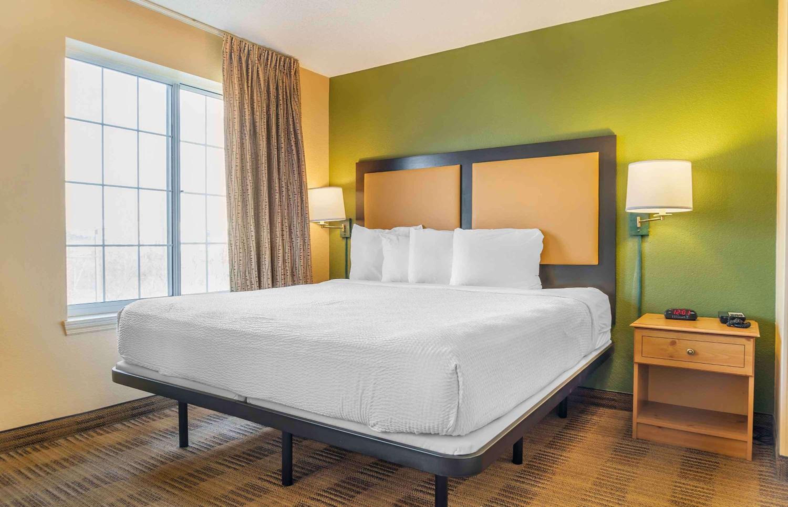 Deluxe Studio With 1 King Bed - Non-Smoking photo 1