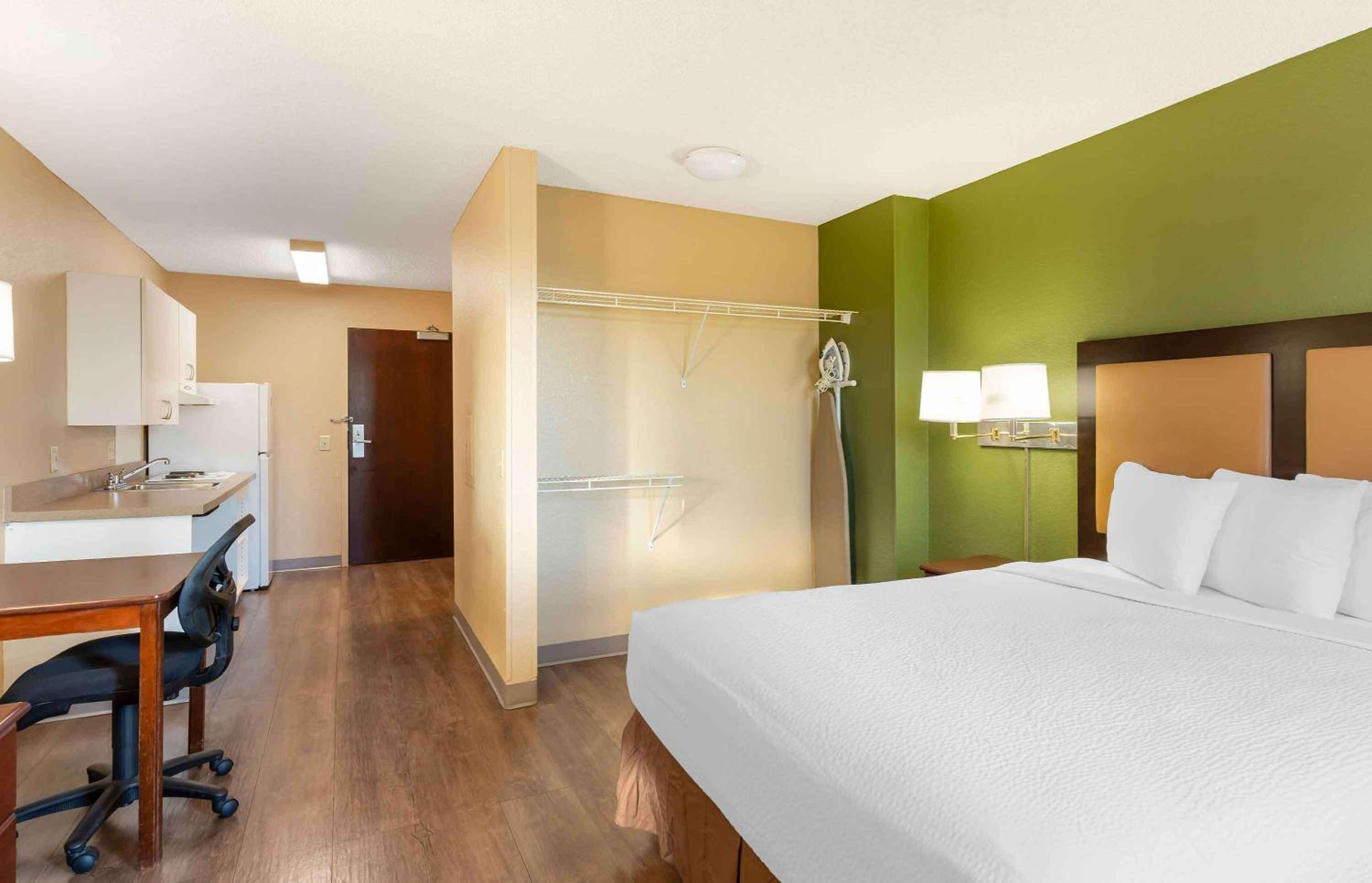 Queen studio with 1 Queen Bed - Disability Access/Non-Smoking - Photo 8