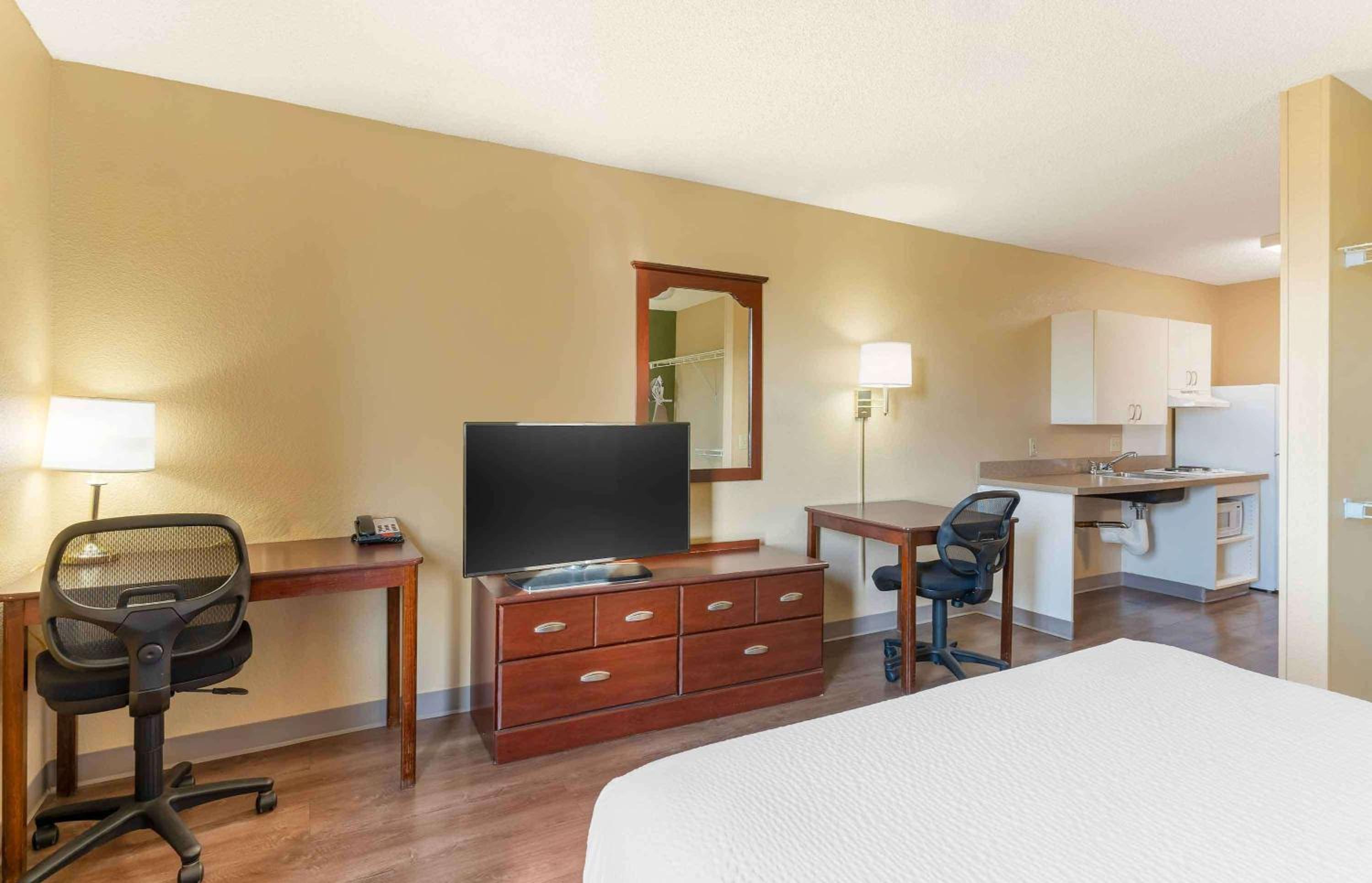 Queen studio with 1 Queen Bed - Disability Access/Non-Smoking - Photo 7