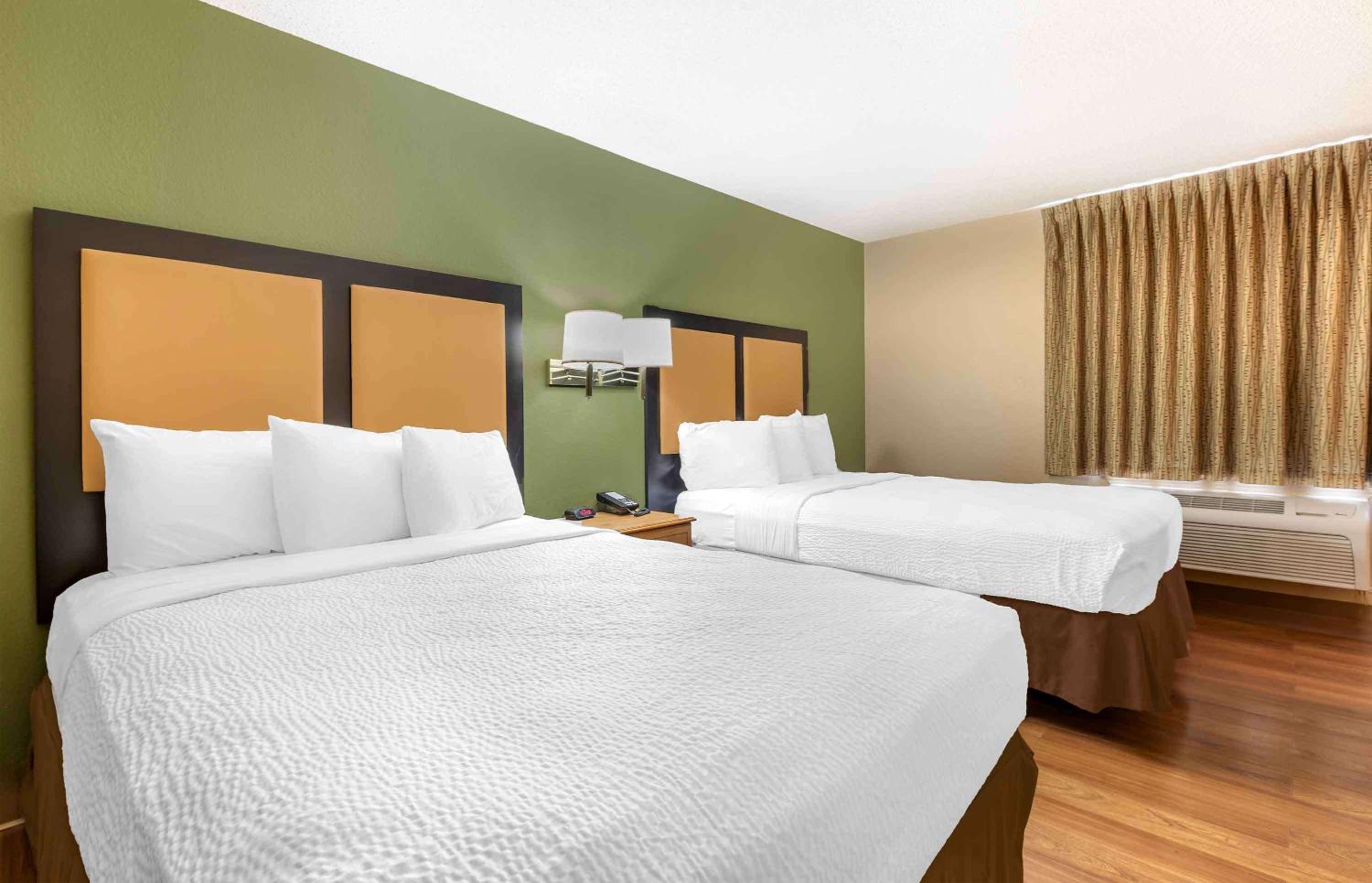 Queen Room with Two Queen Beds - Non-Smoking - Photo 2