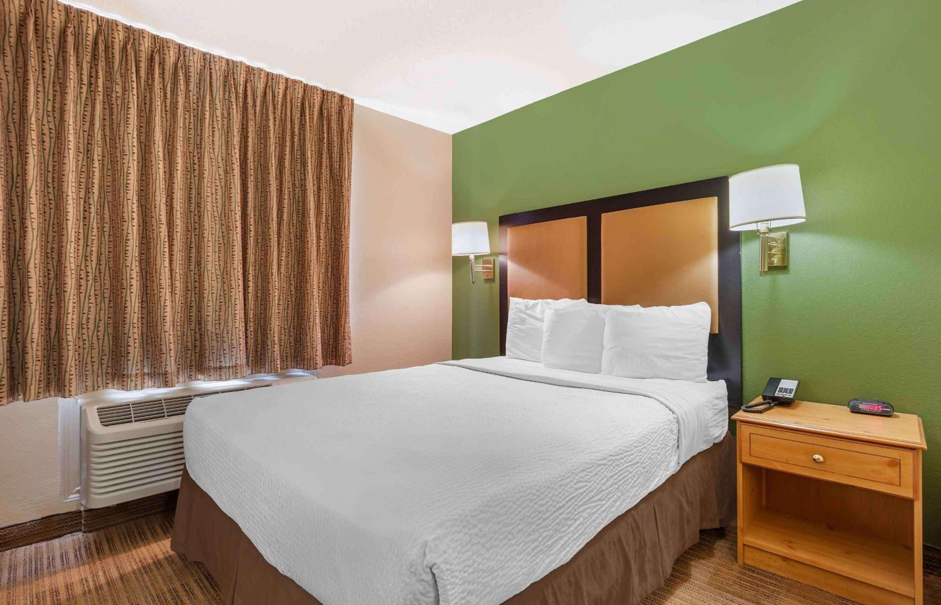 Deluxe Studio With 1 Queen Bed - Non-Smoking