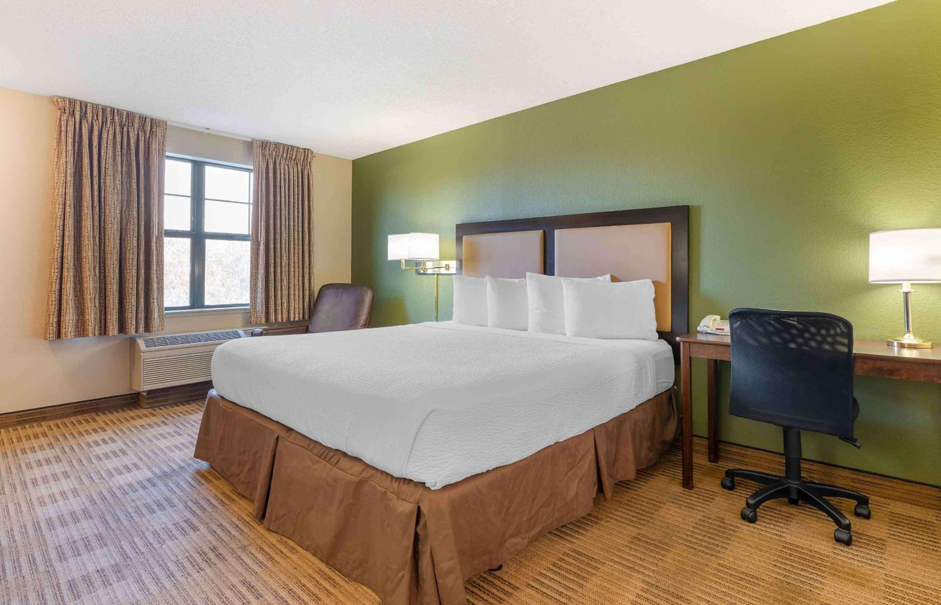 Studio with 1 King Bed - Non-Smoking - Photo 1
