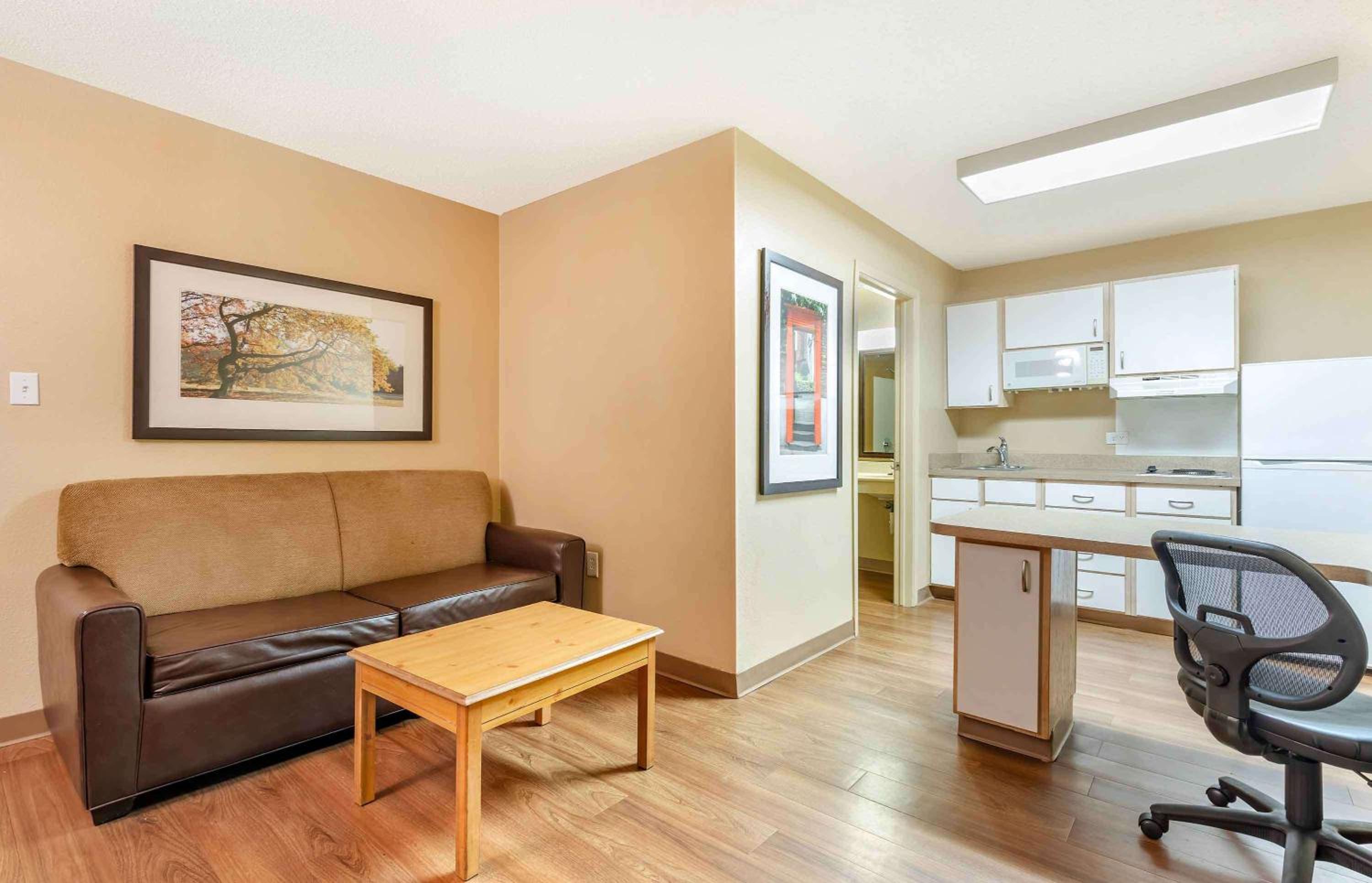 One Bedroom Suite With 2 Queen Beds - Non-Smoking - Photo 1