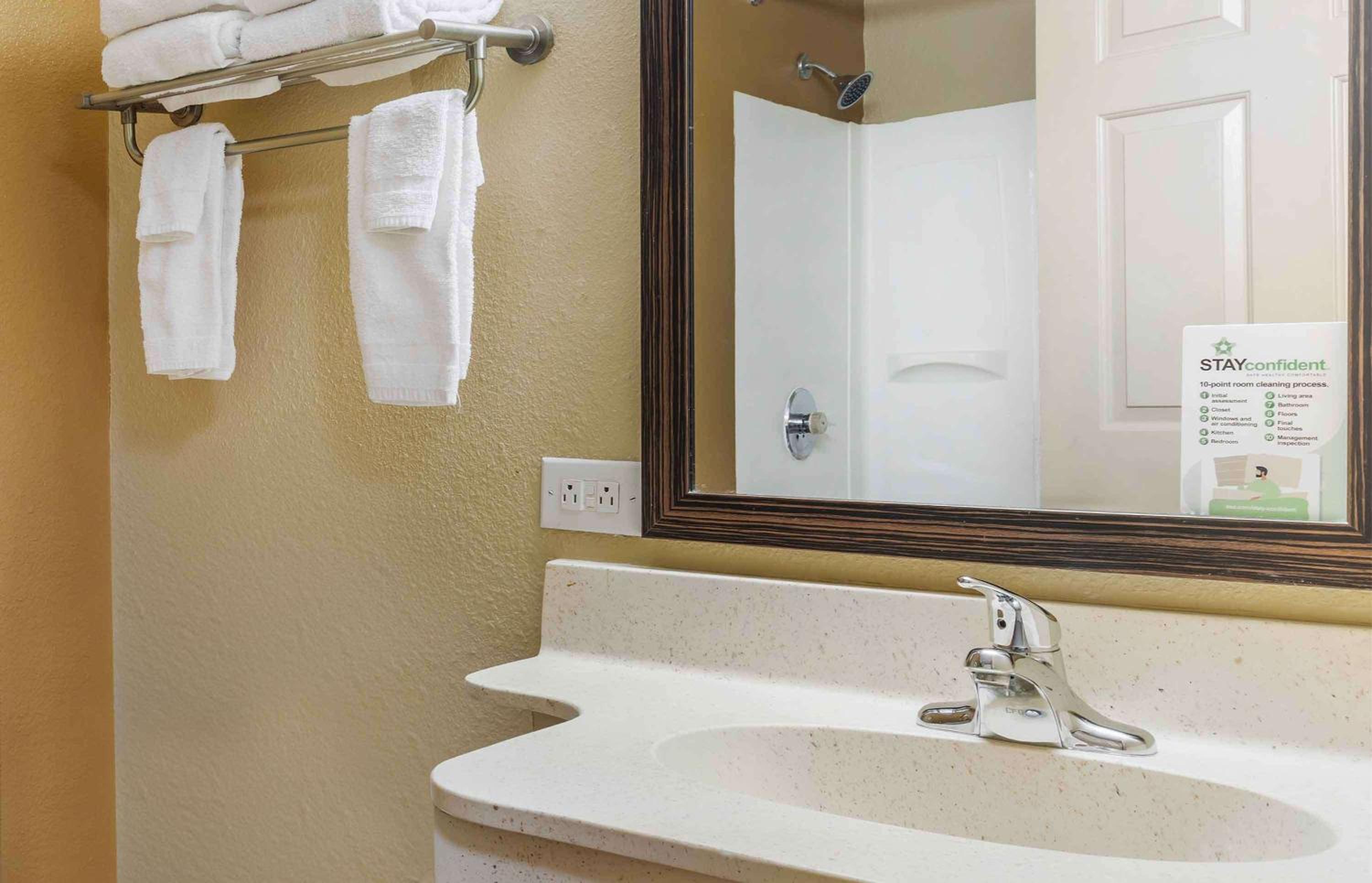 One Bedroom Suite With 2 Queen Beds - Non-Smoking - Photo 2