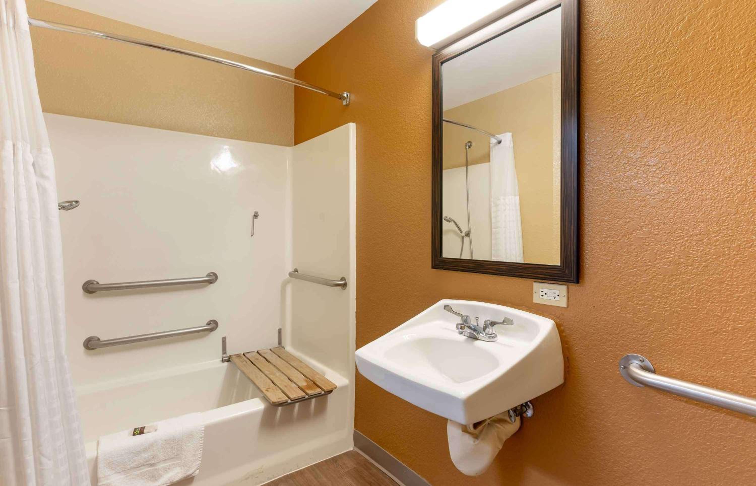 Queen studio with 1 Queen Bed - Disability Access/Non-Smoking - Photo 6