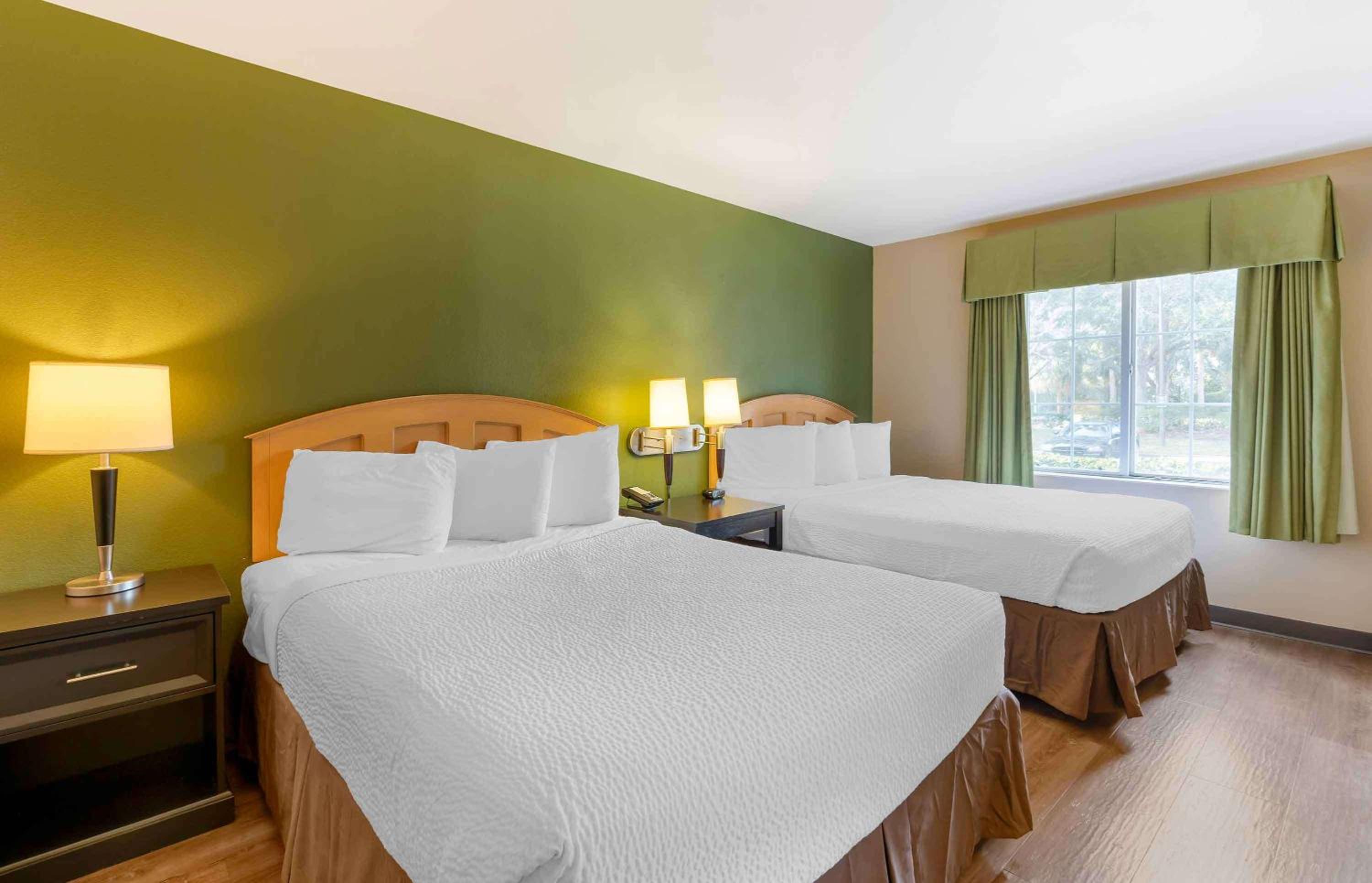 Deluxe Studio with Two Queen Beds - Non-Smoking