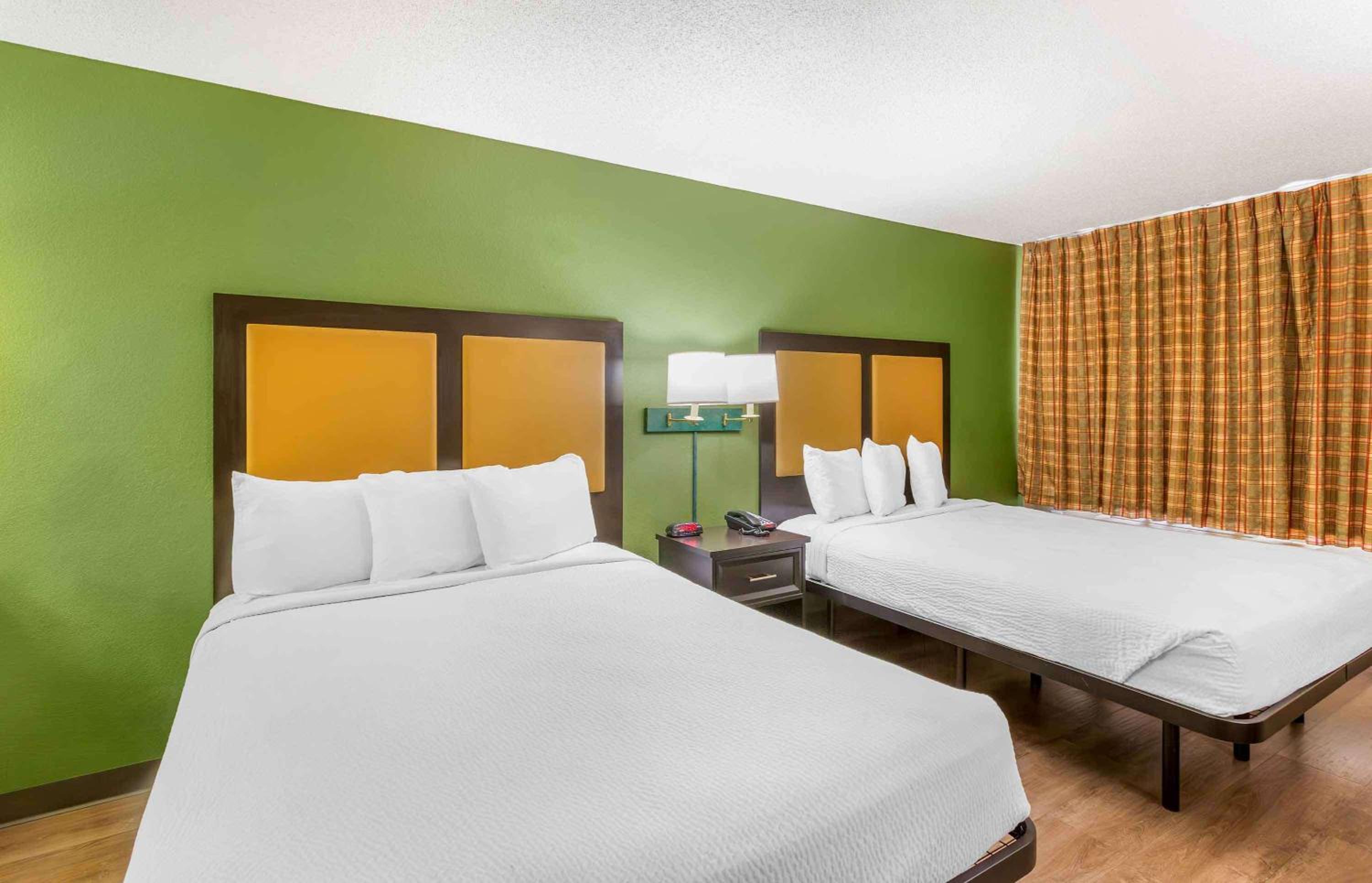 Deluxe Studio with 2 Queen beds and 1 Sofa Bed - Non-Smoking photo 1