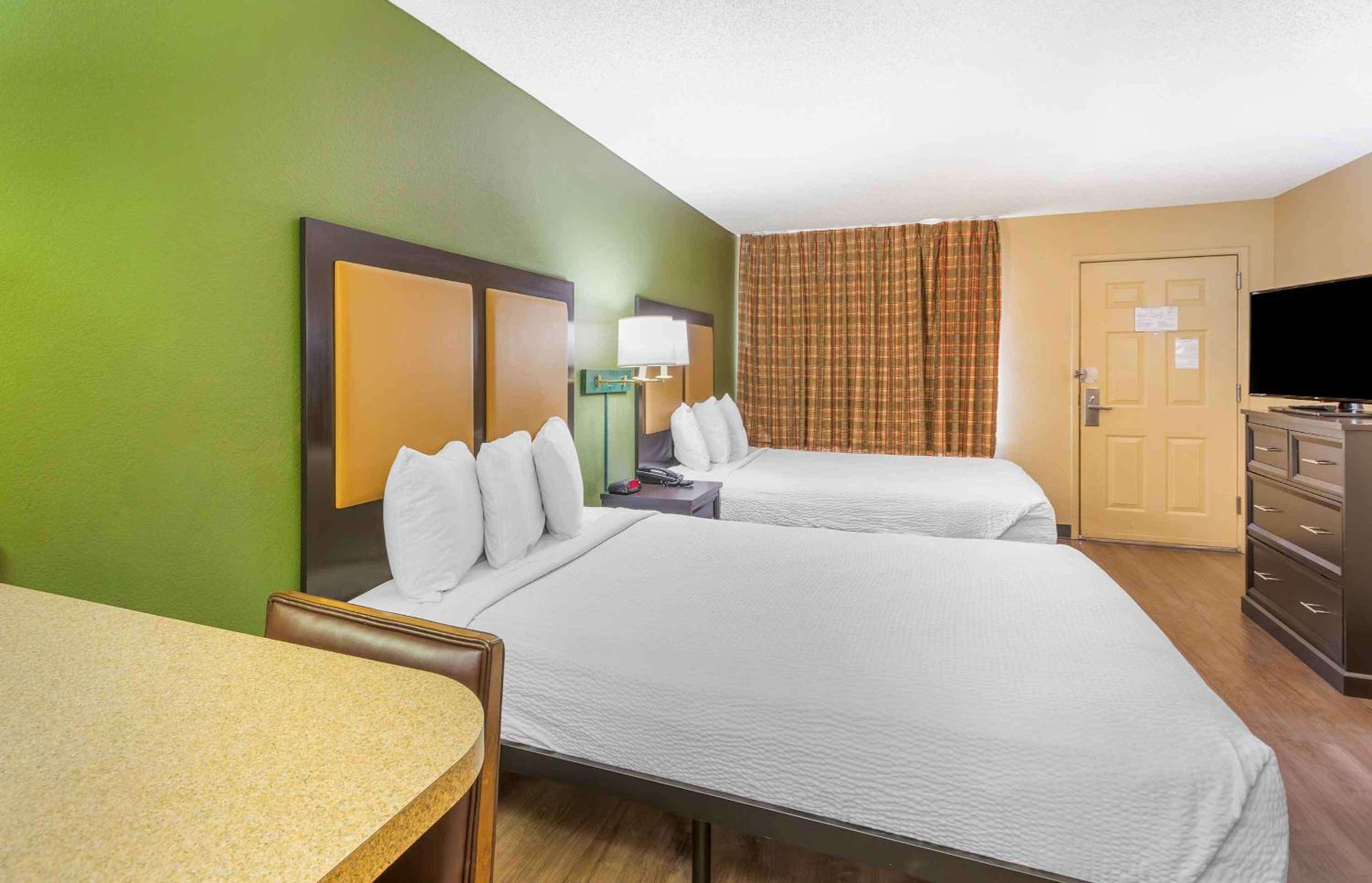 Deluxe Studio with 2 Queen beds and 1 Sofa Bed - Non-Smoking photo 2