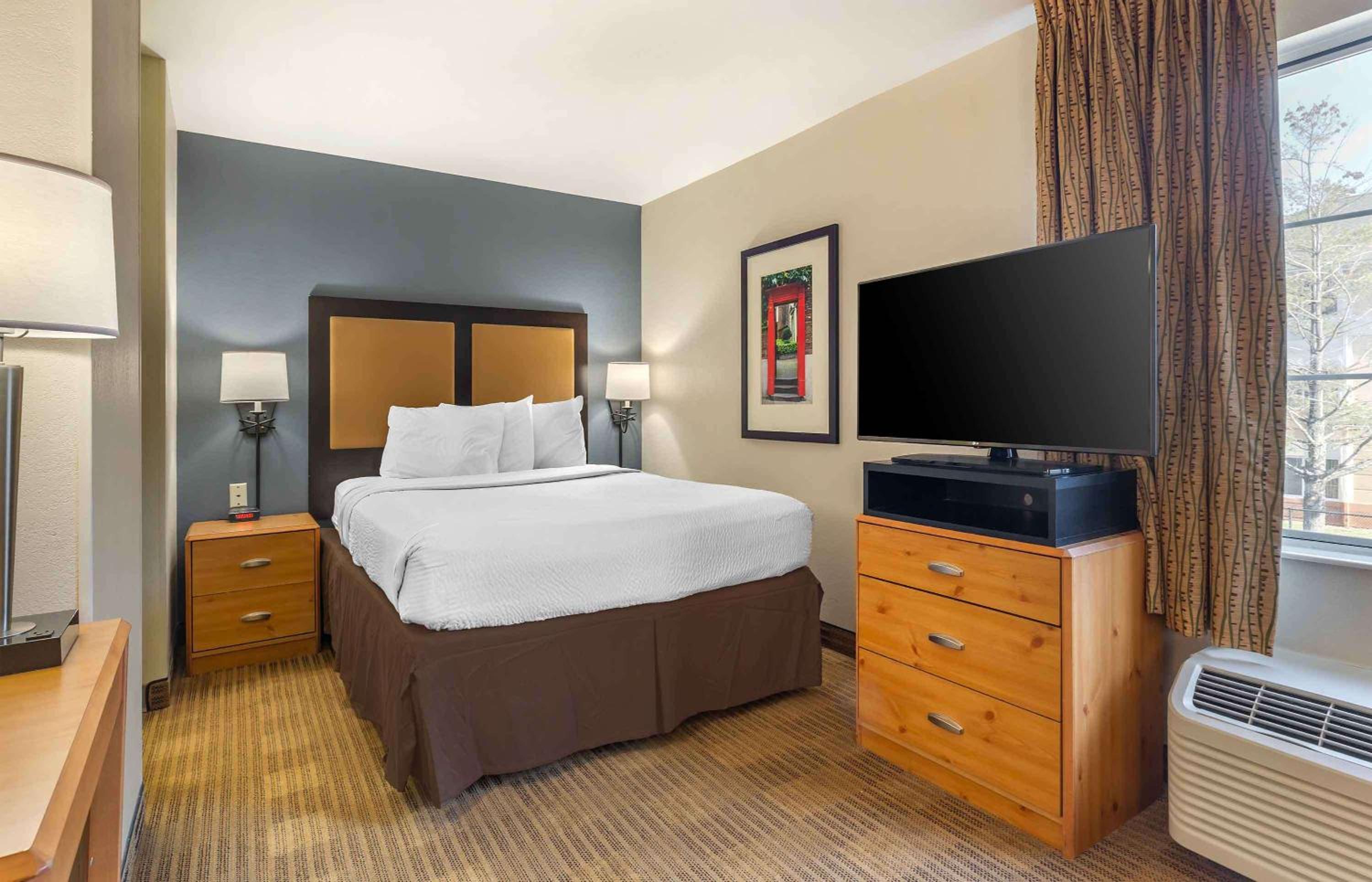 Deluxe Studio with 1 Queen Bed - Non-Smoking - Photo 1