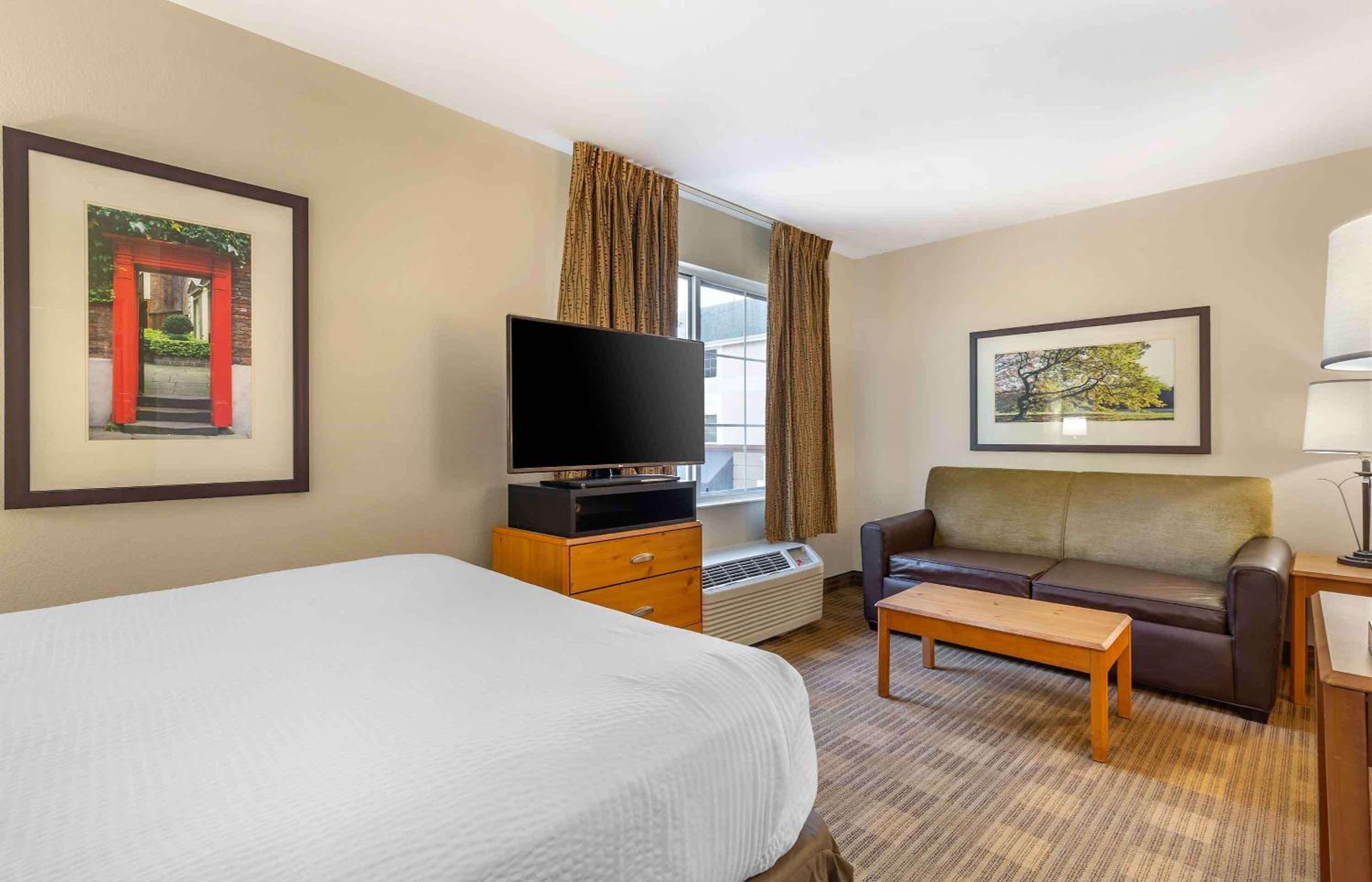 Deluxe Studio with 1 Queen Bed - Non-Smoking - Photo 6